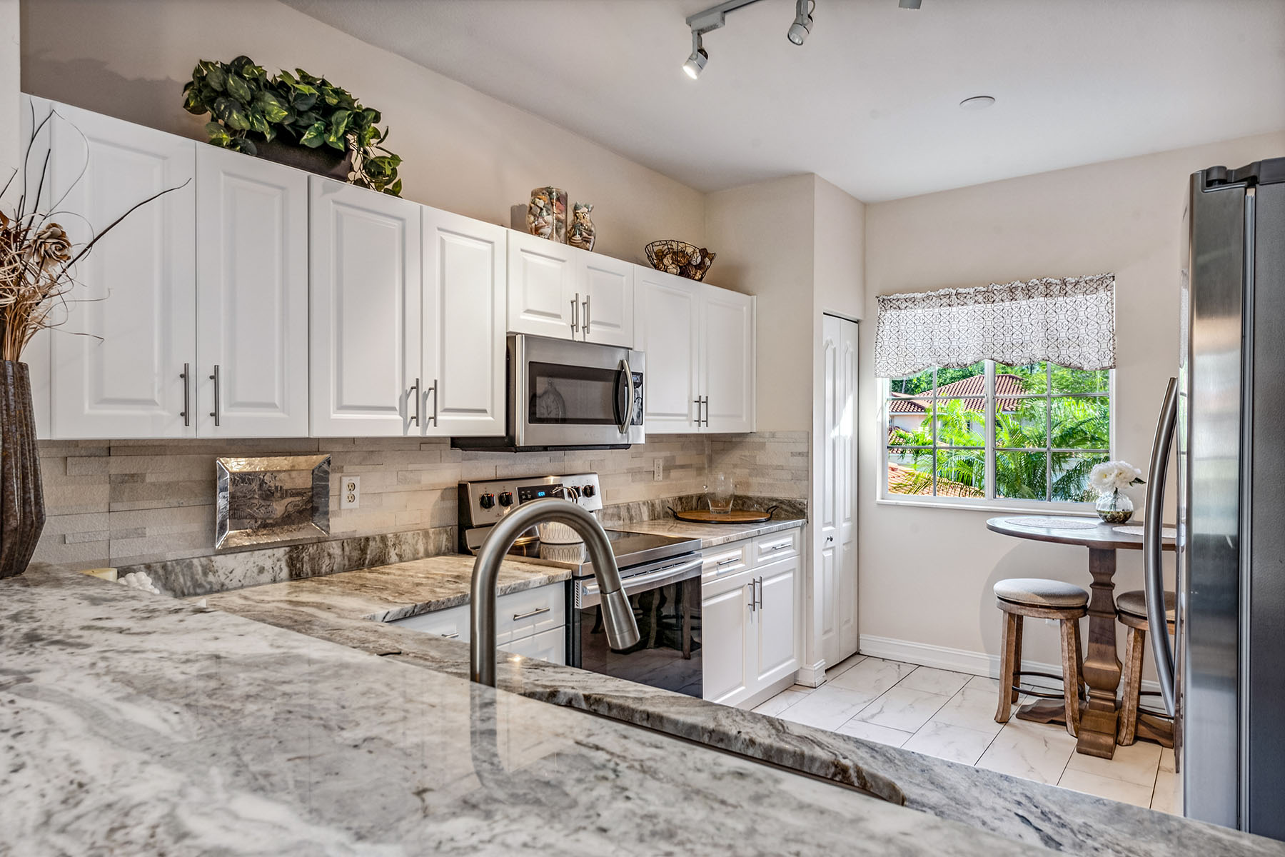 675 Luisa Lane , 2