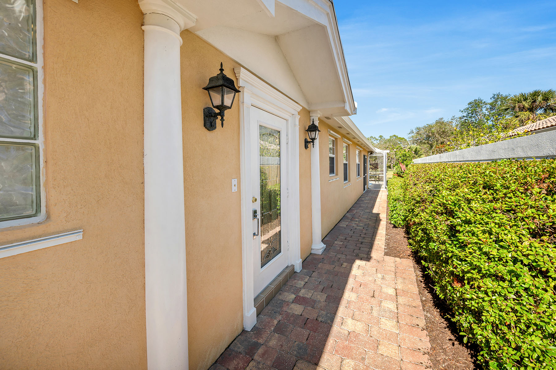 7593 Rozzini Lane