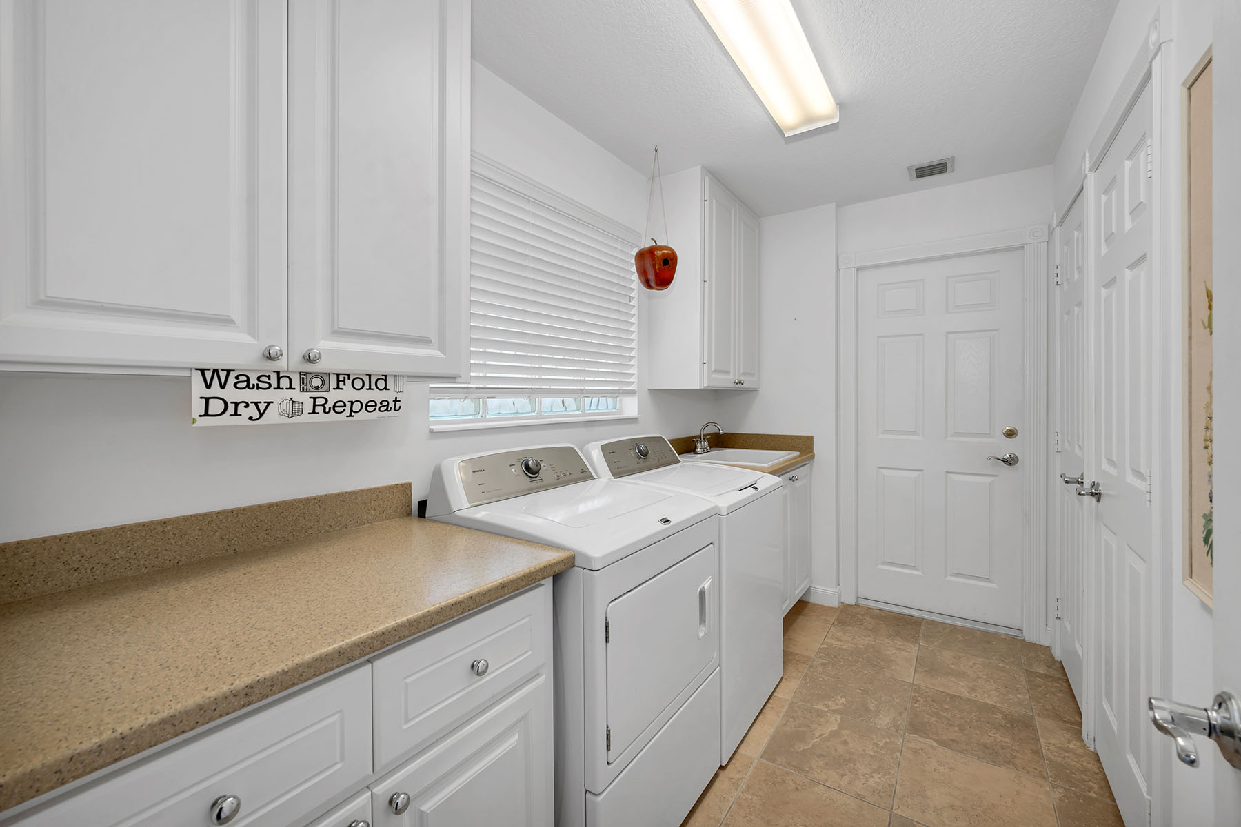 7593 Rozzini Lane