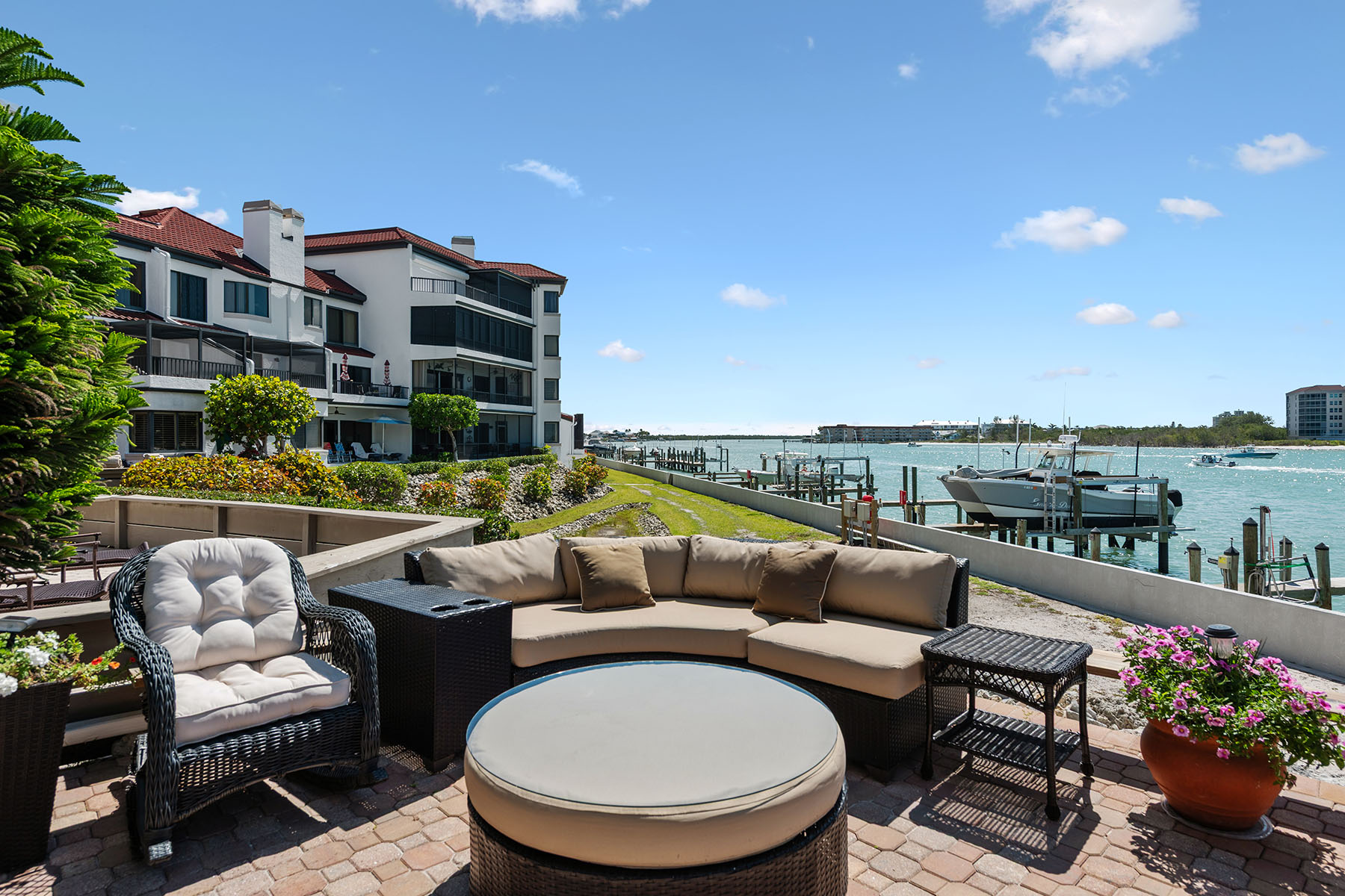 504 La Peninsula Boulevard , 504