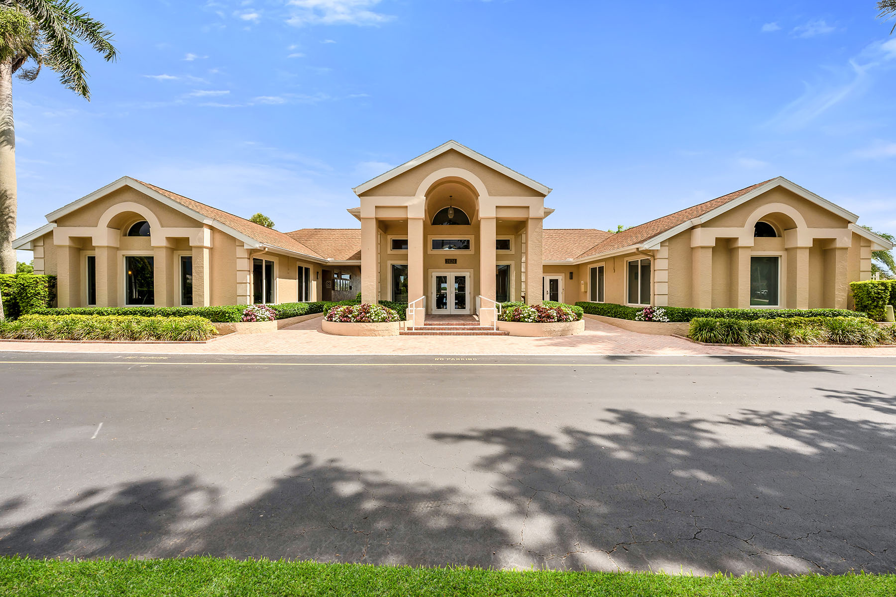 1724 Royal Circle , 901