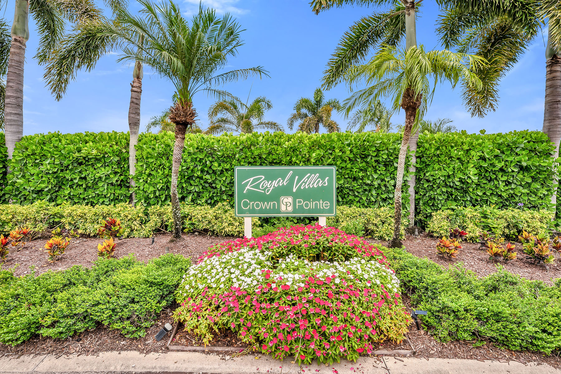 1724 Royal Circle , 901