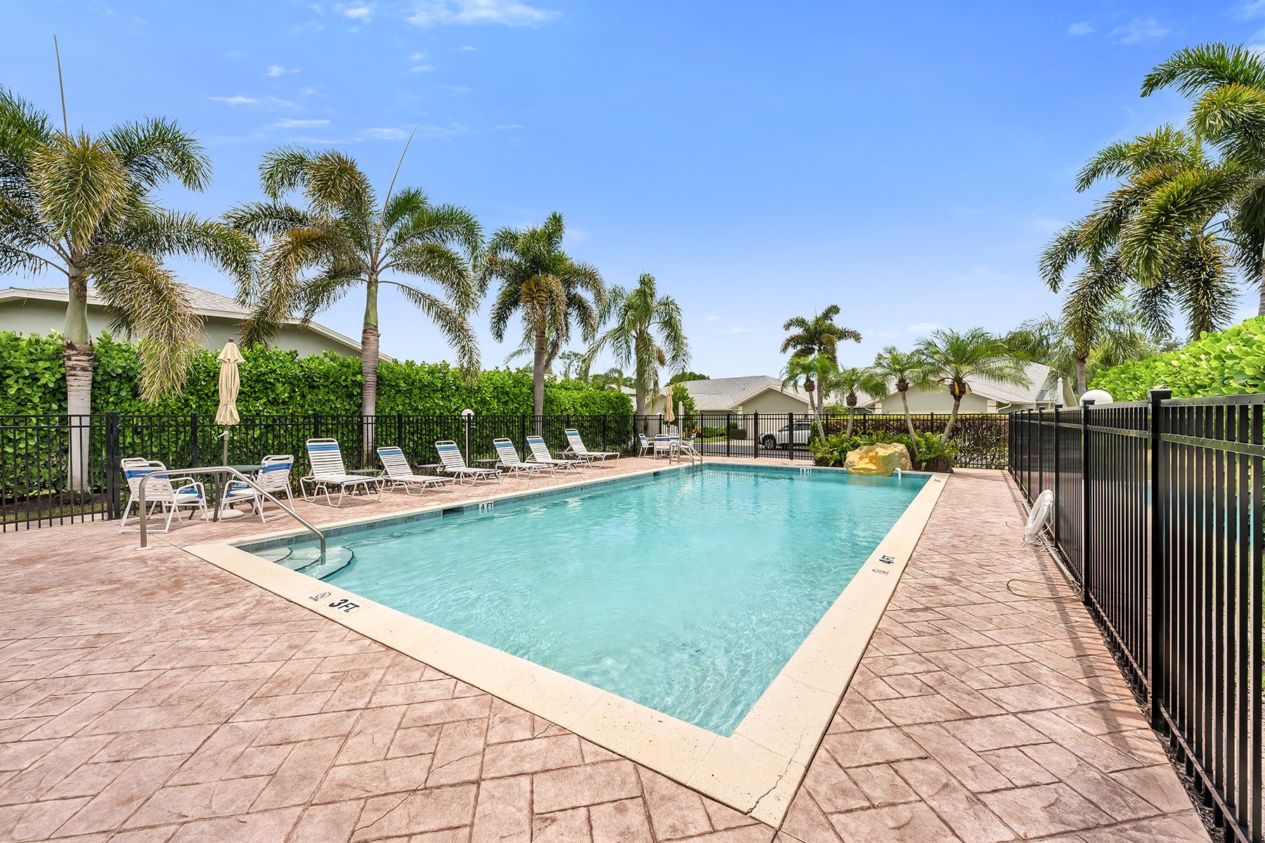 1724 Royal Circle , 901