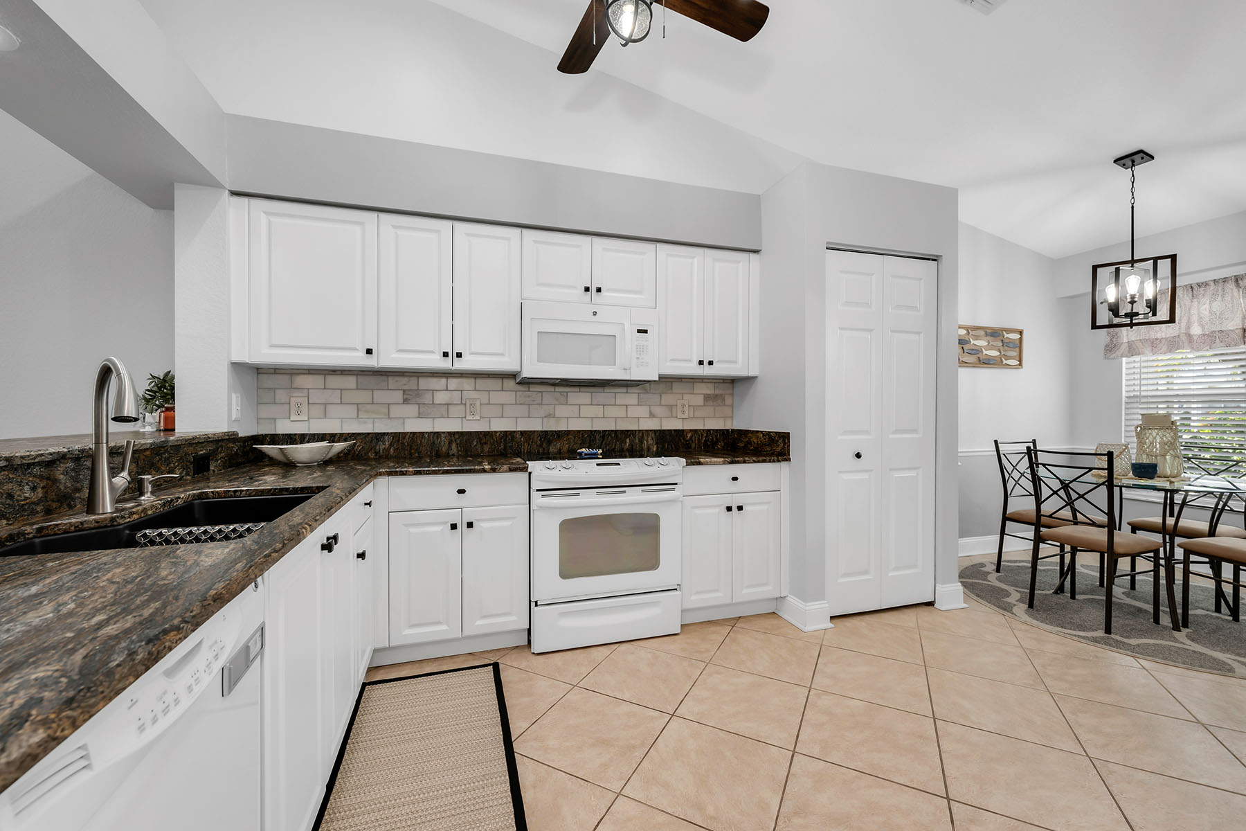 1724 Royal Circle , 901