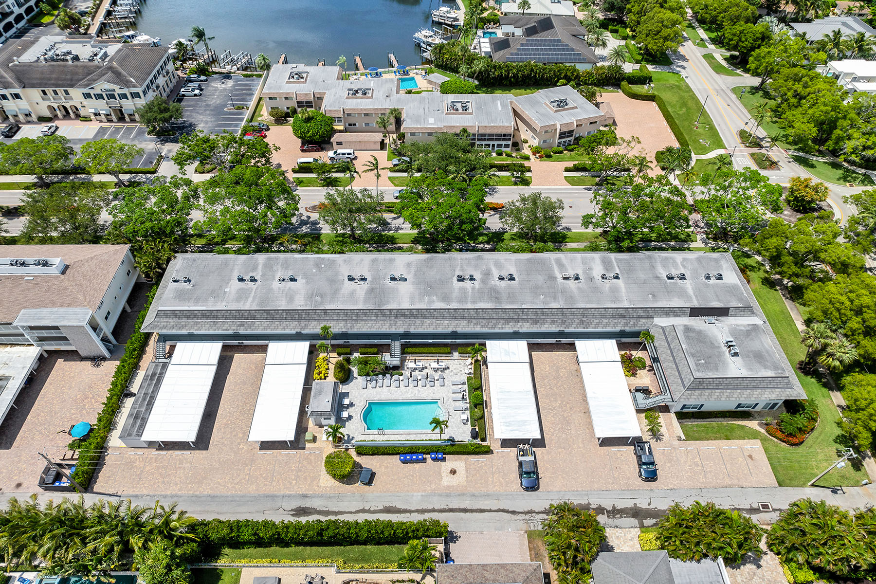 290 Banyan Boulevard , 290