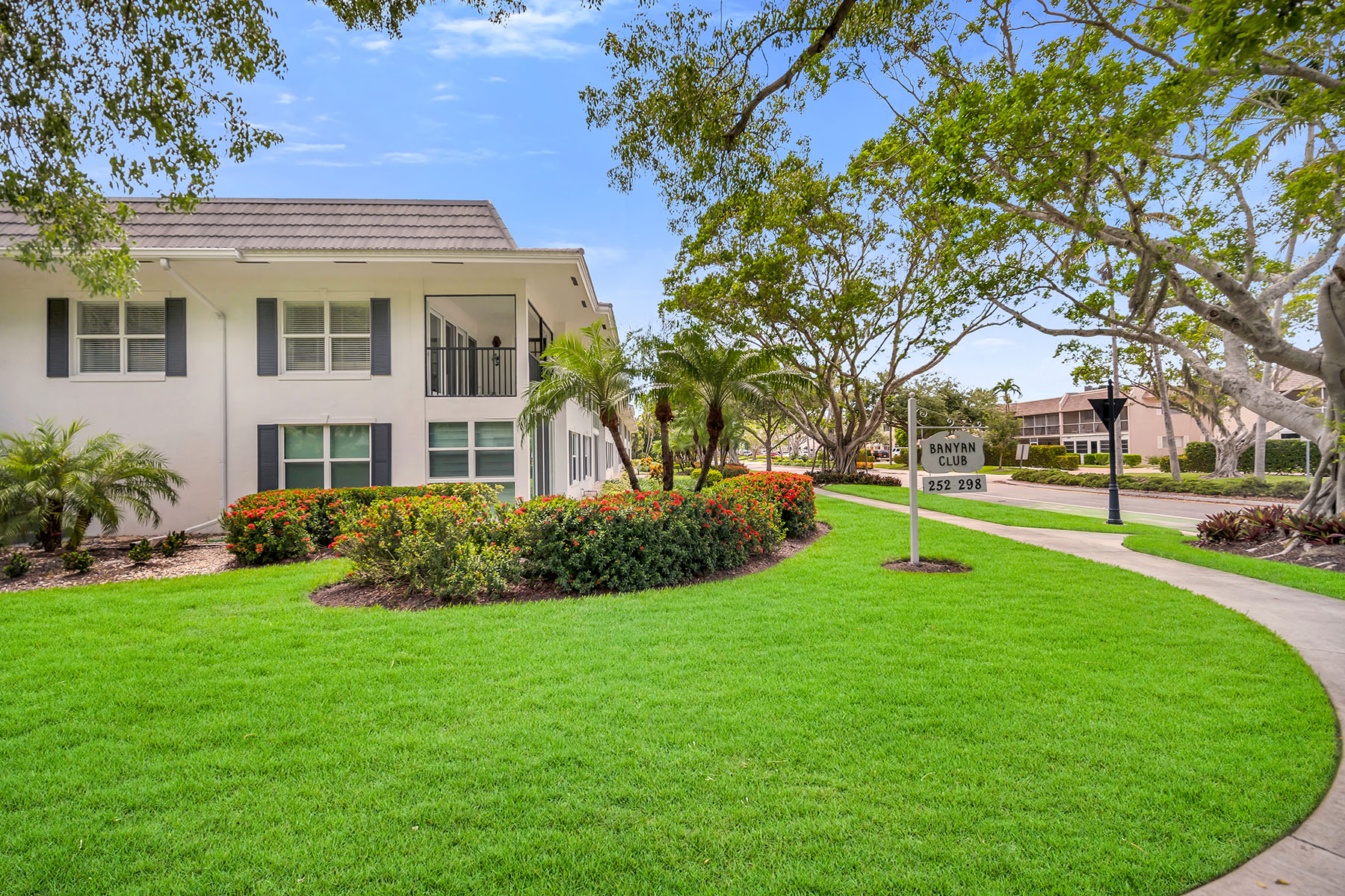 290 Banyan Boulevard , 290