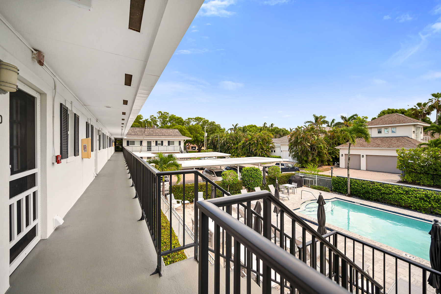 290 Banyan Boulevard , 290