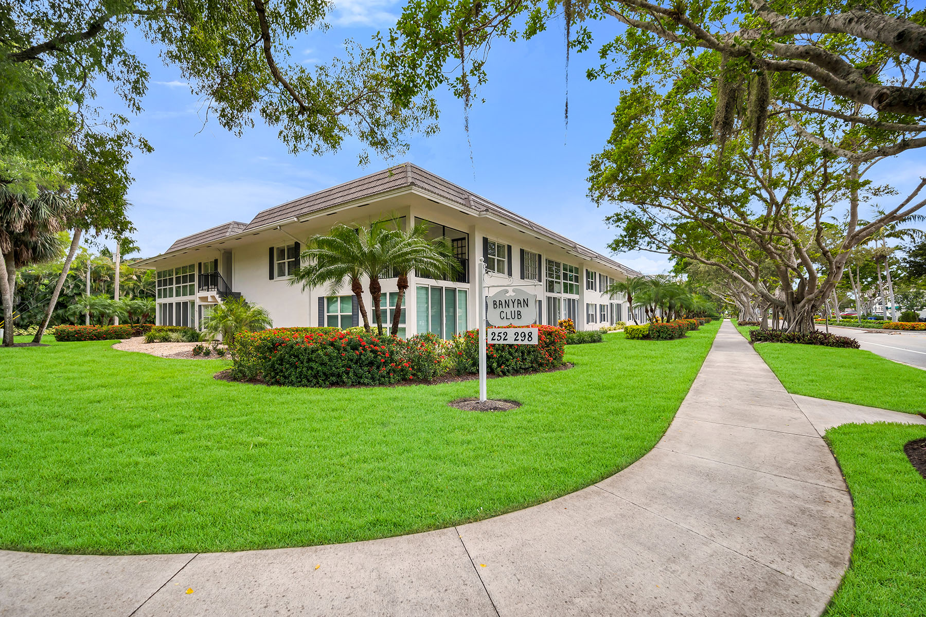 290 Banyan Boulevard , 290