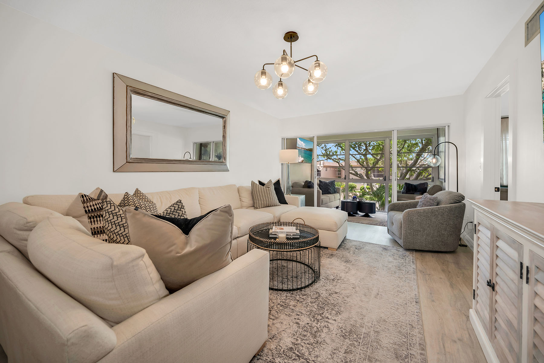 290 Banyan Boulevard , 290