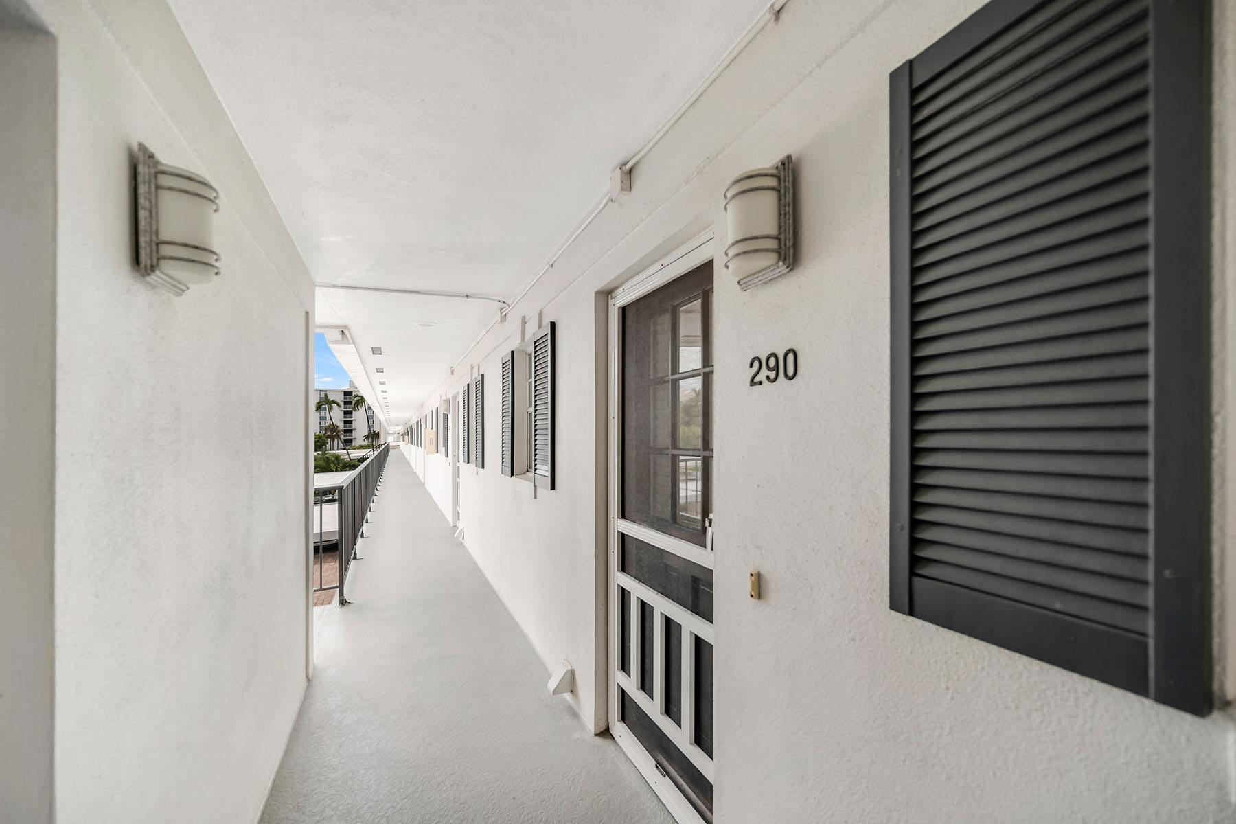 290 Banyan Boulevard , 290