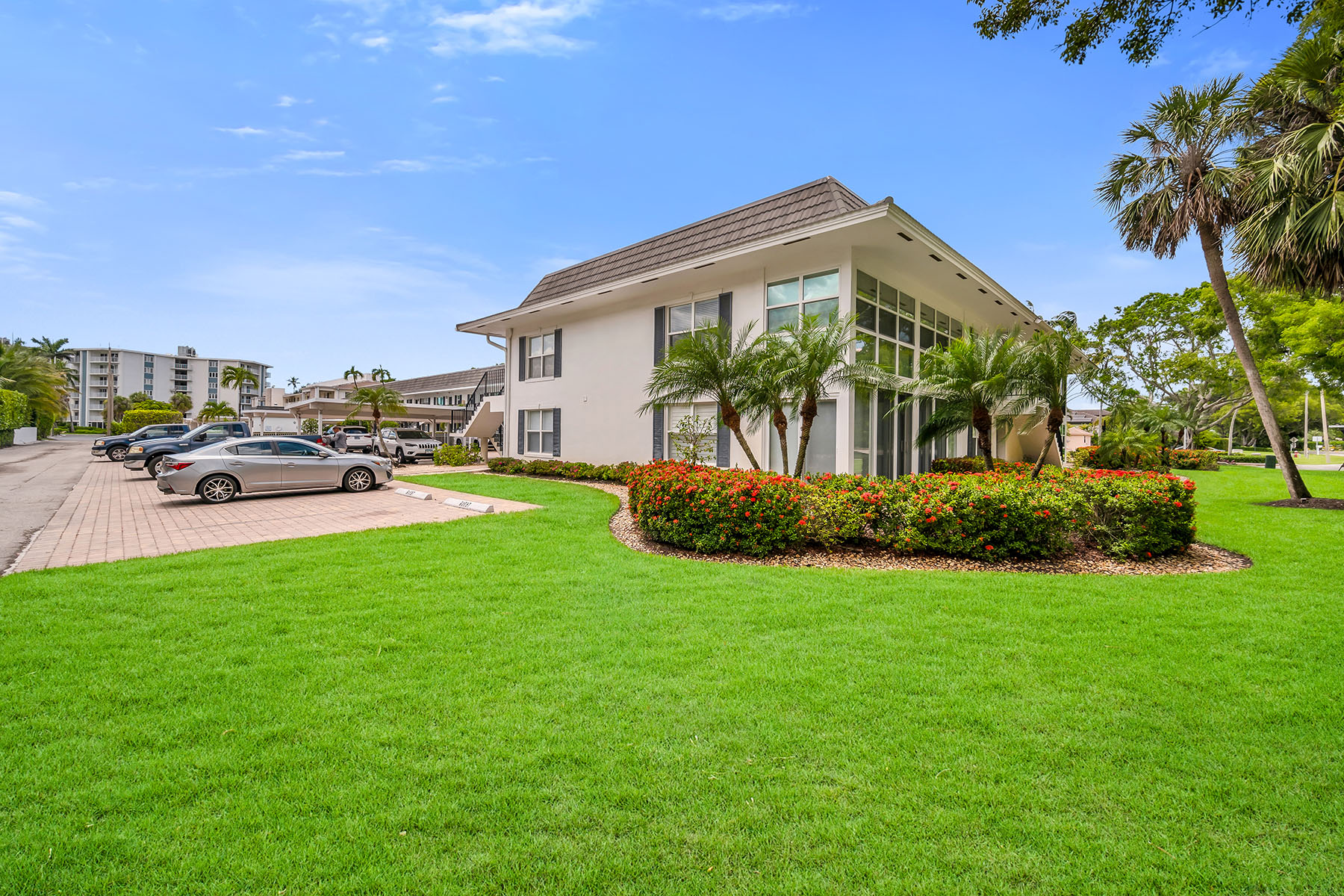 290 Banyan Boulevard , 290