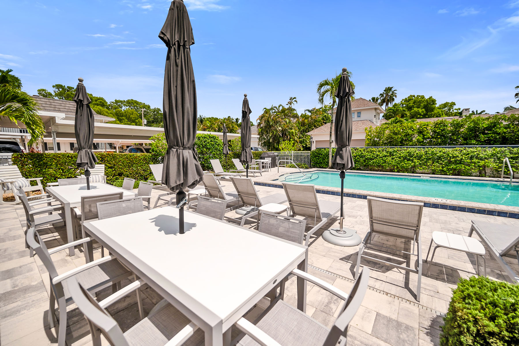 290 Banyan Boulevard , 290
