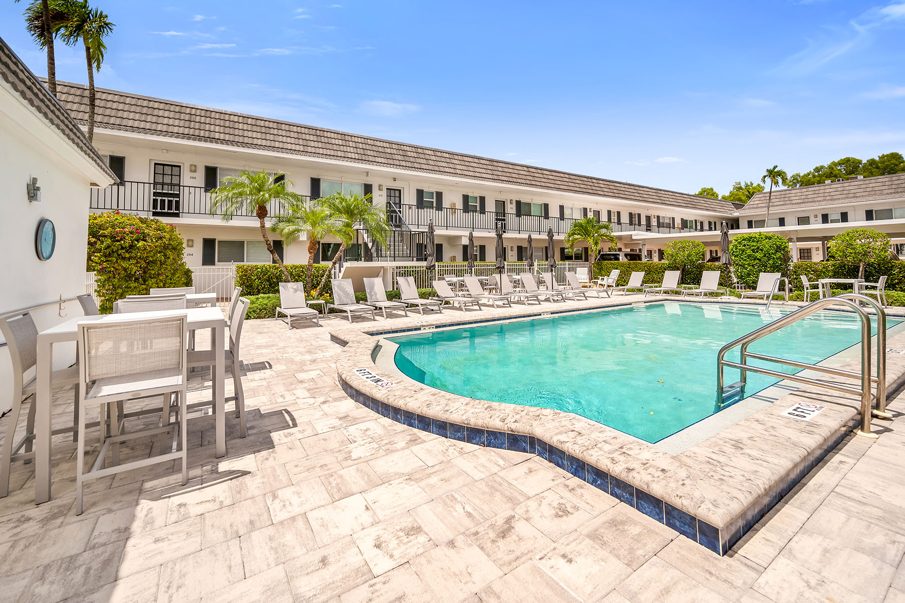 290 Banyan Boulevard , 290