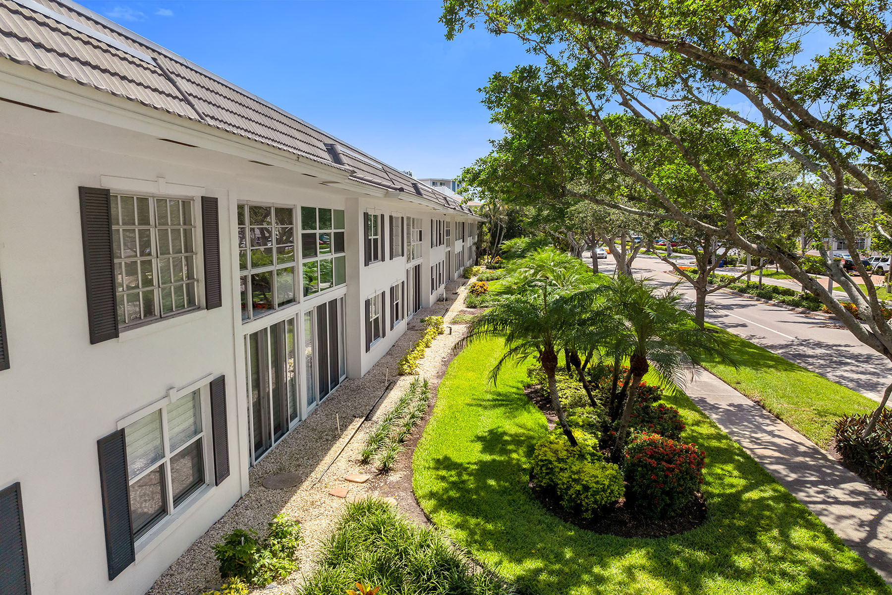 290 Banyan Boulevard , 290