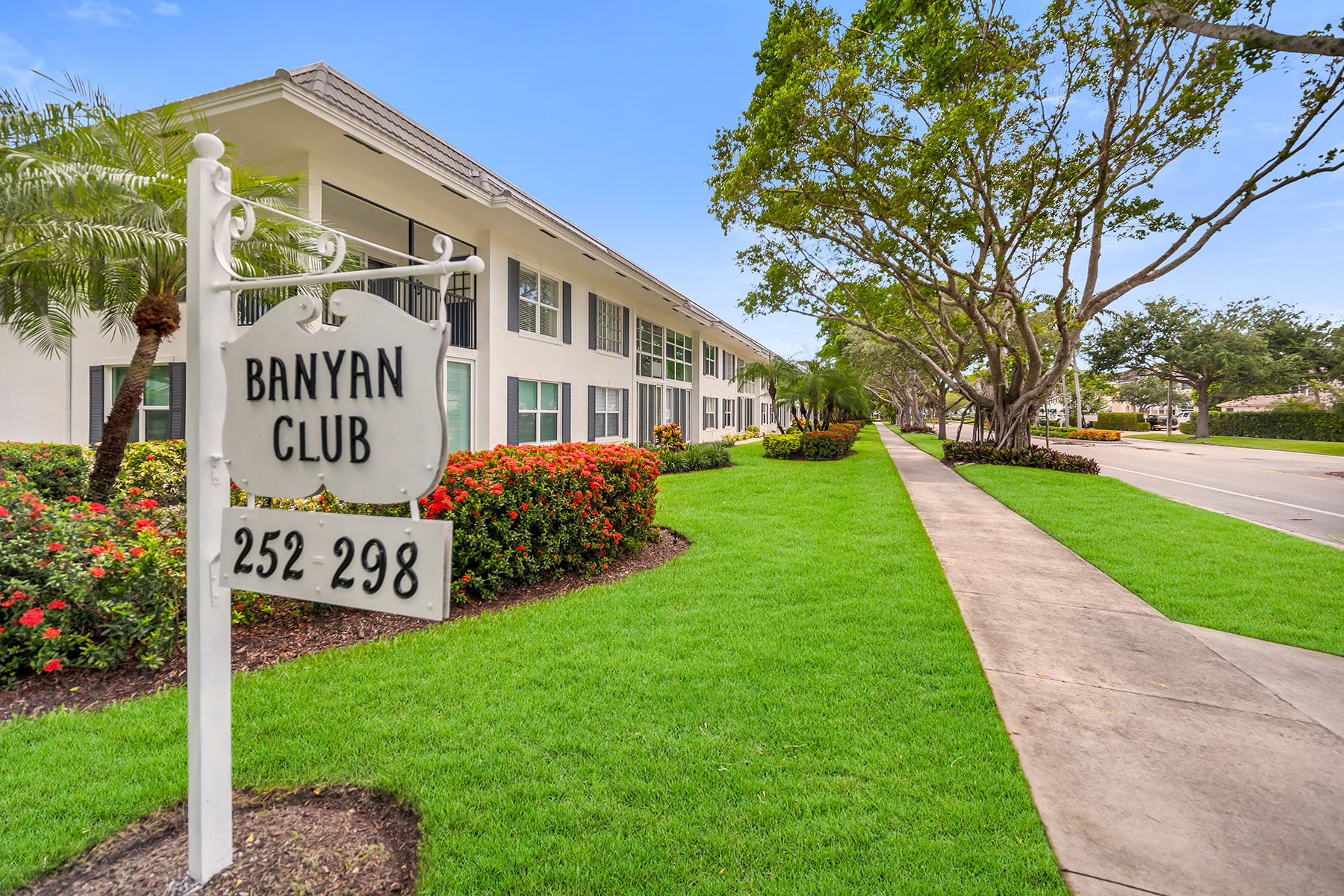 290 Banyan Boulevard , 290