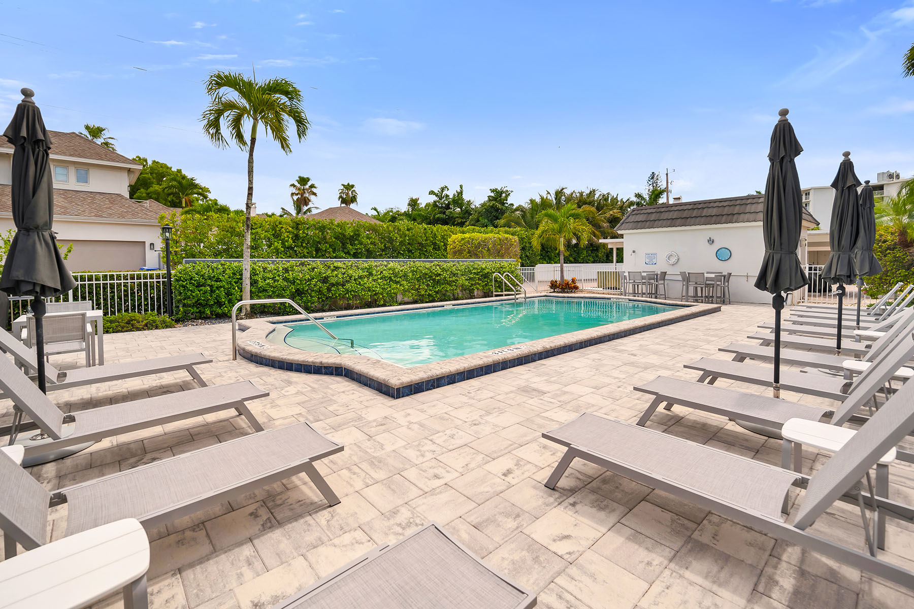 290 Banyan Boulevard , 290