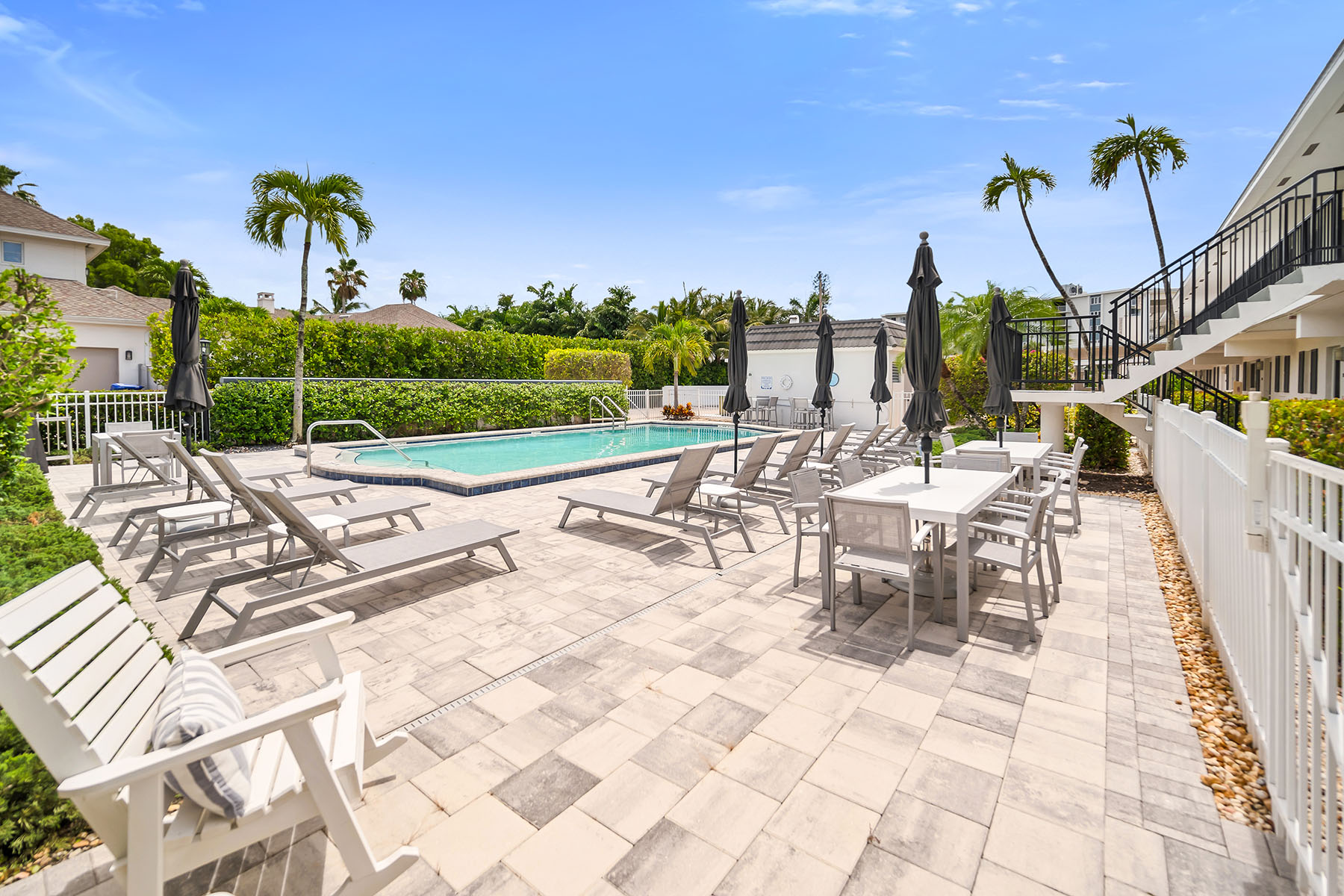 290 Banyan Boulevard , 290