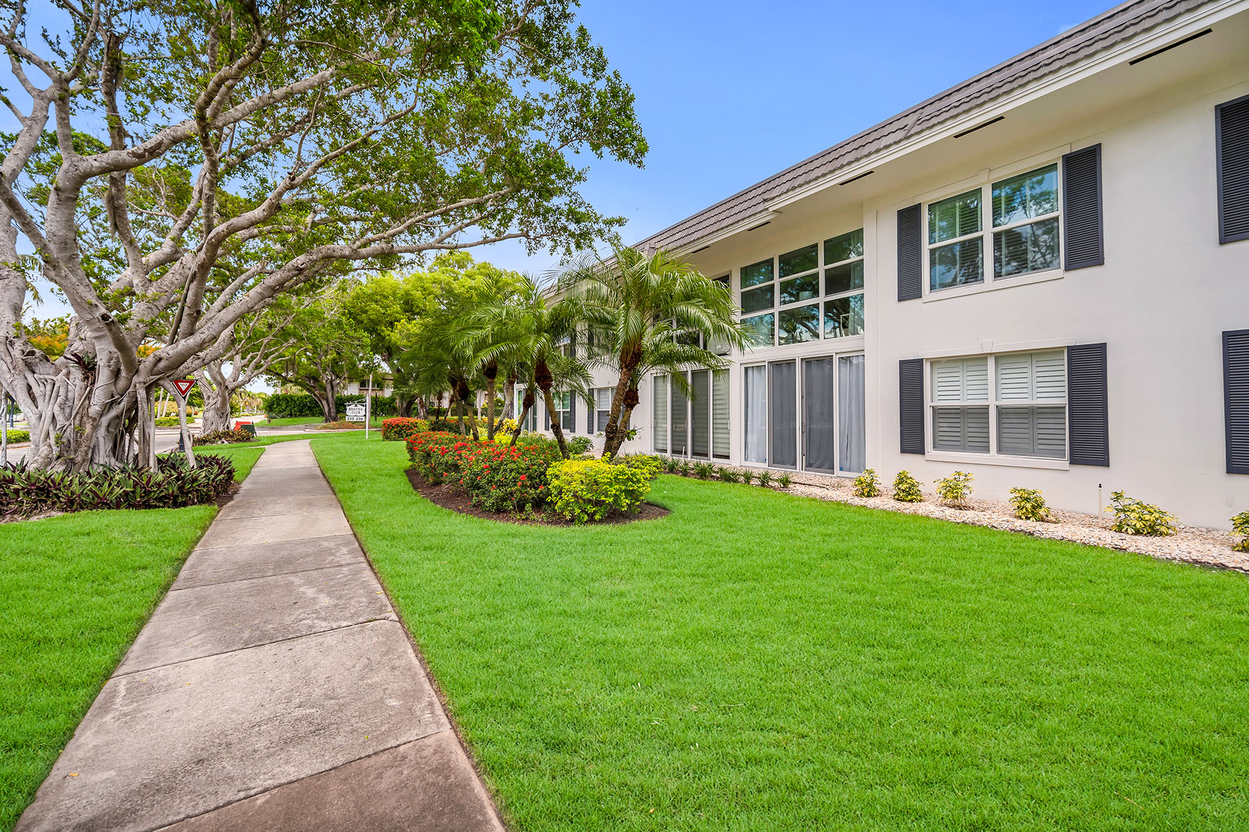 290 Banyan Boulevard , 290