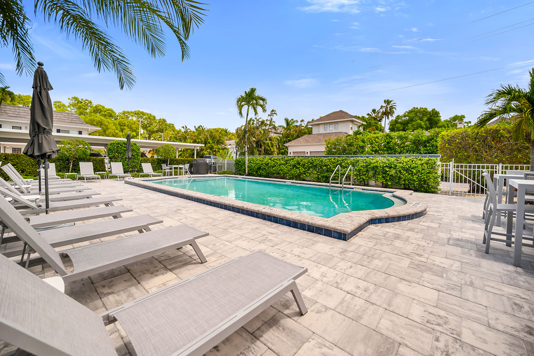 290 Banyan Boulevard , 290
