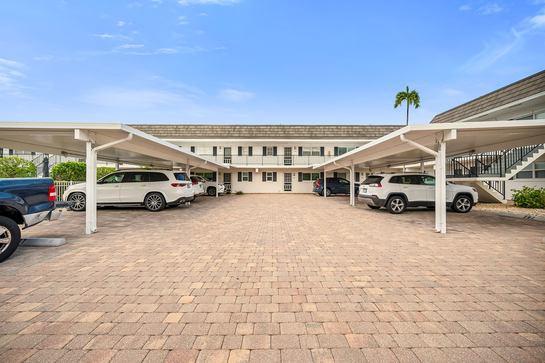 290 Banyan Boulevard , 290