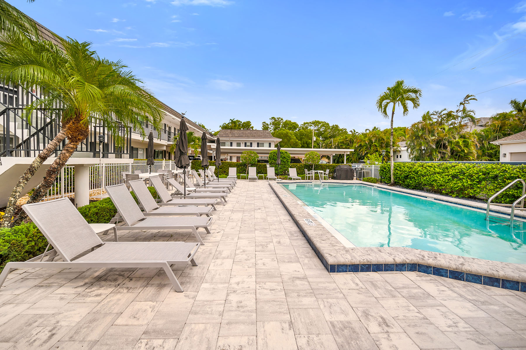 290 Banyan Boulevard , 290