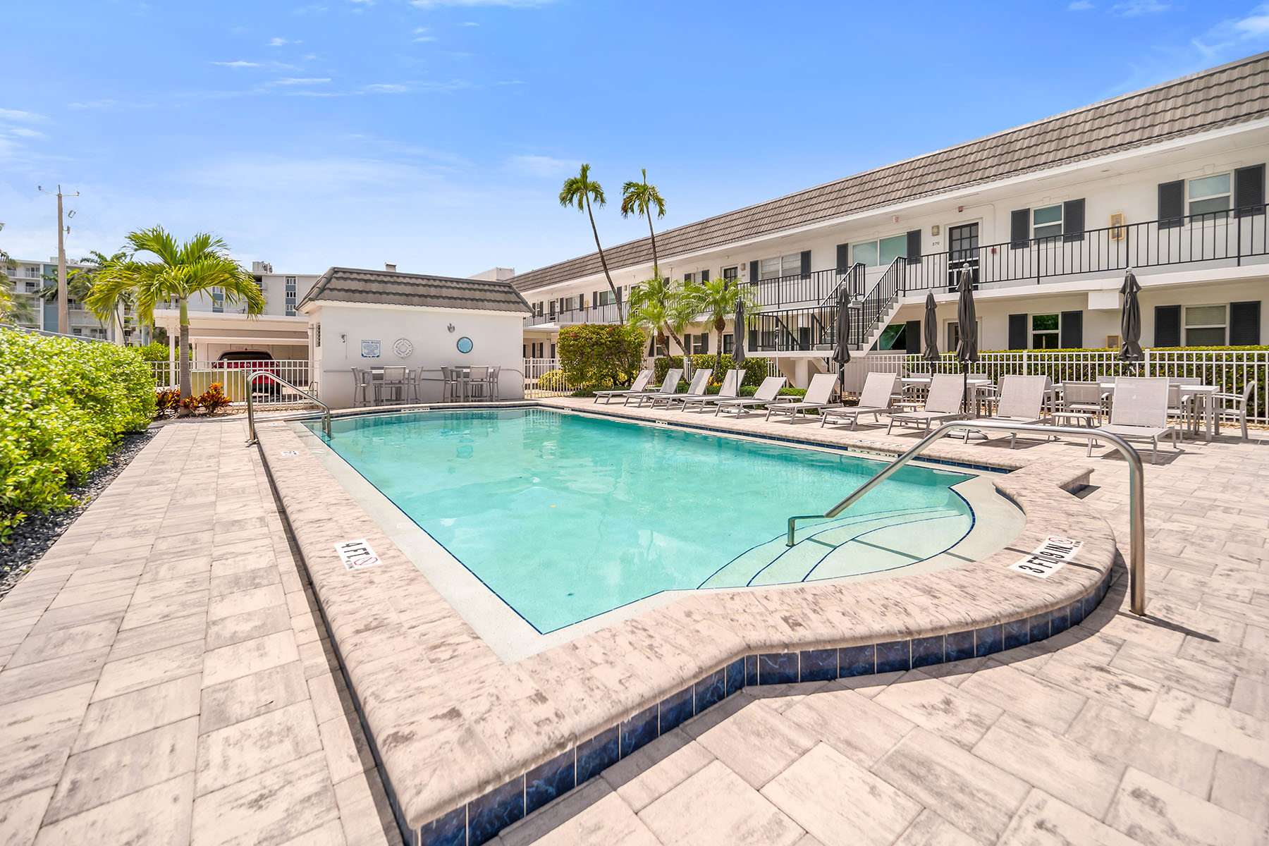 290 Banyan Boulevard , 290