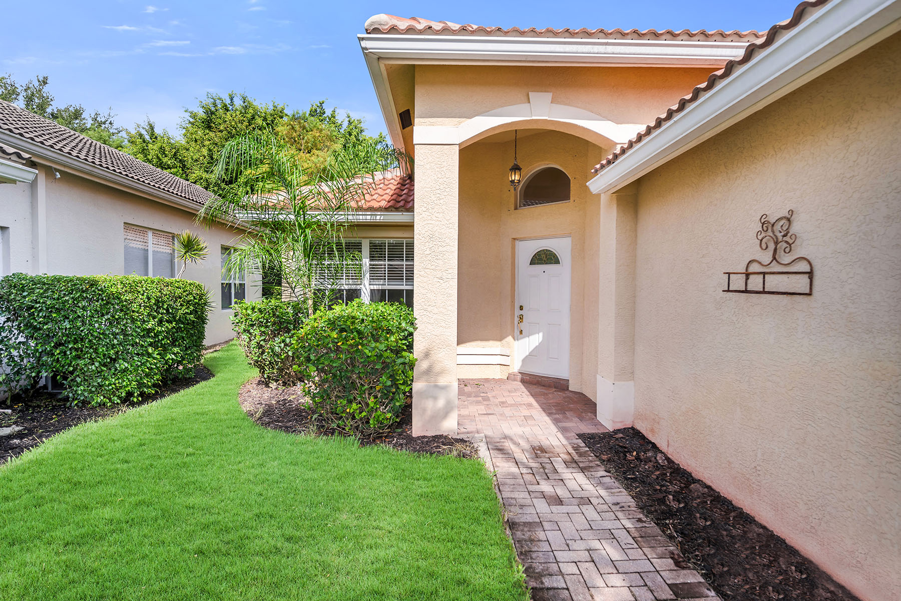 1293 Barrigona Court