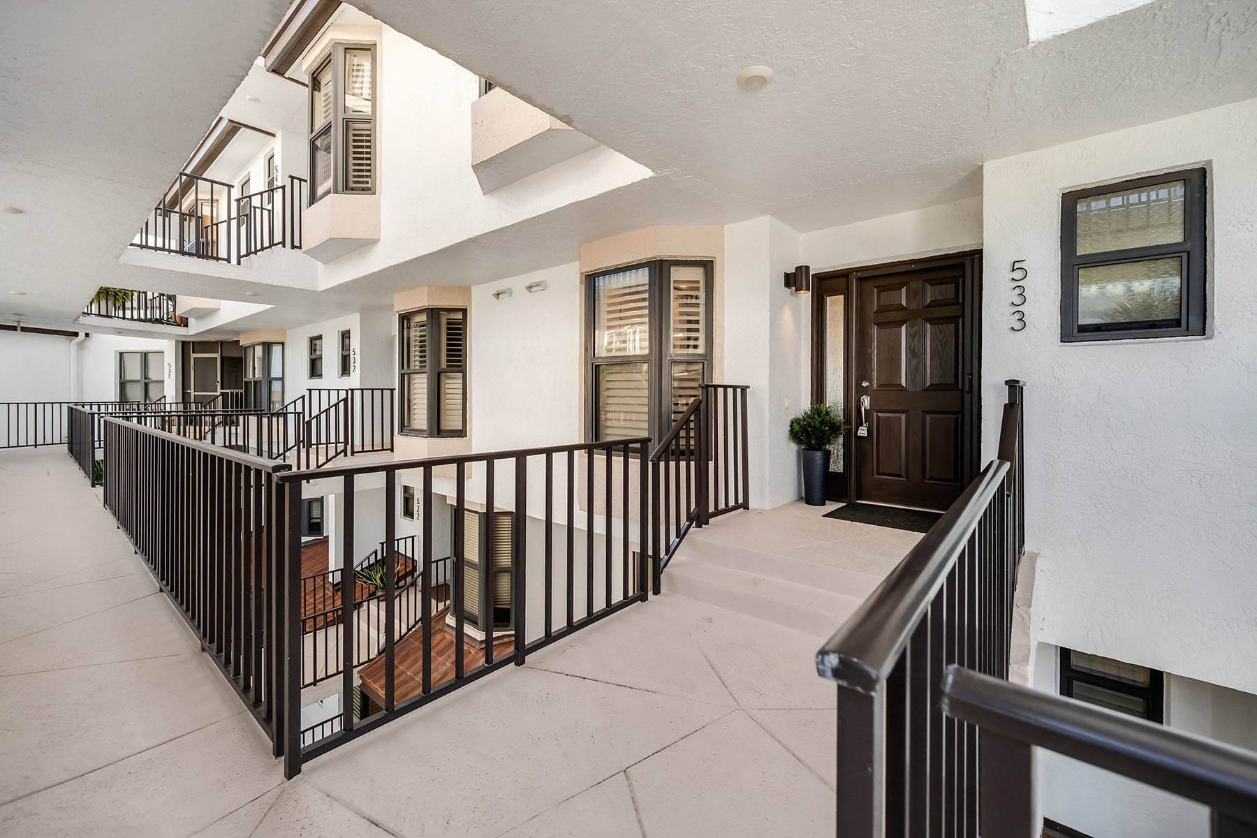 533 La Peninsula Boulevard , 533