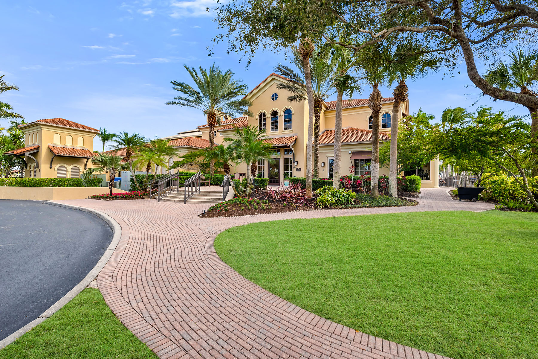 1285 Rialto Way , 102