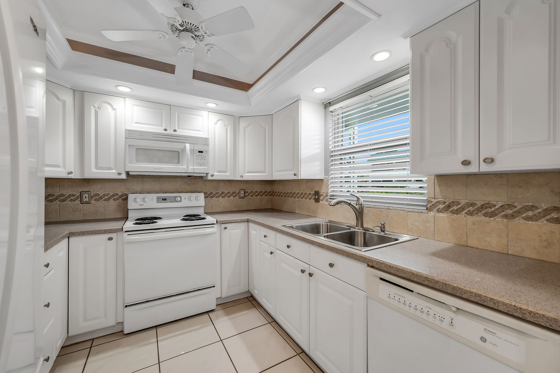 200 Valley Stream Drive , 3B