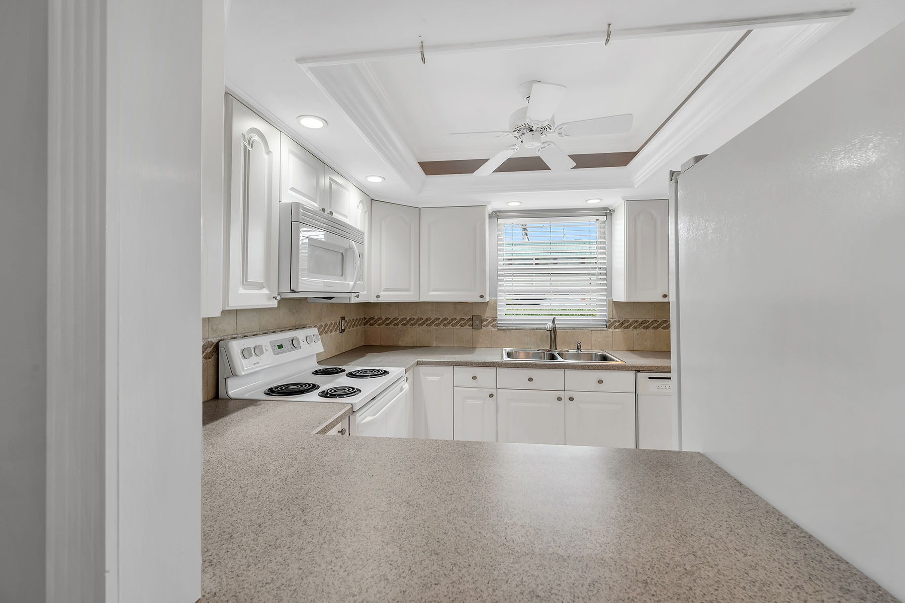 200 Valley Stream Drive , 3B