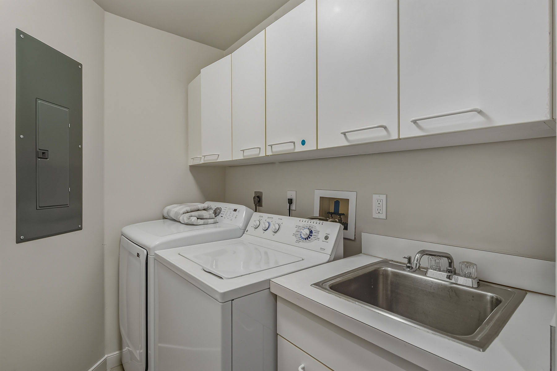 2000 Royal Marco Way , 407