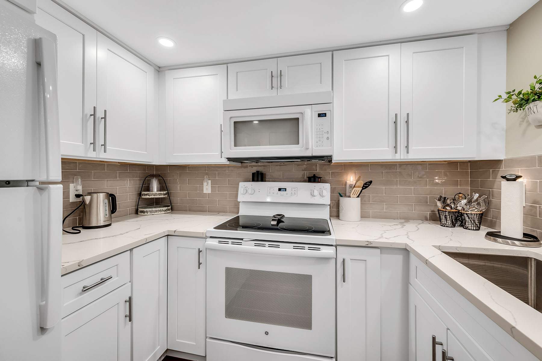 87 N Collier Boulevard , J15