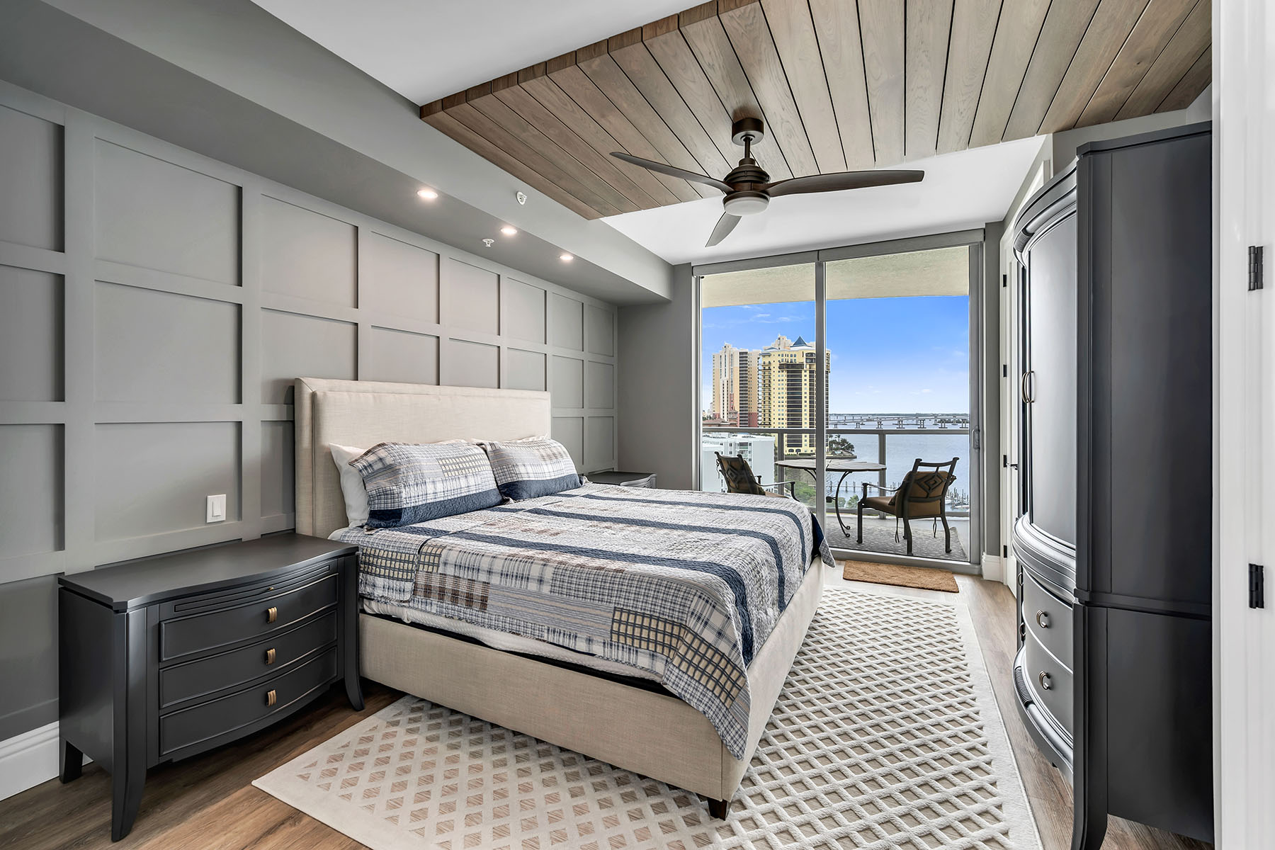 3000 Oasis Grand Boulevard , 1004
