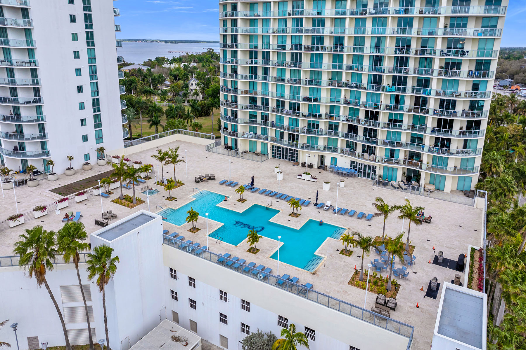 3000 Oasis Grand Boulevard , 1004