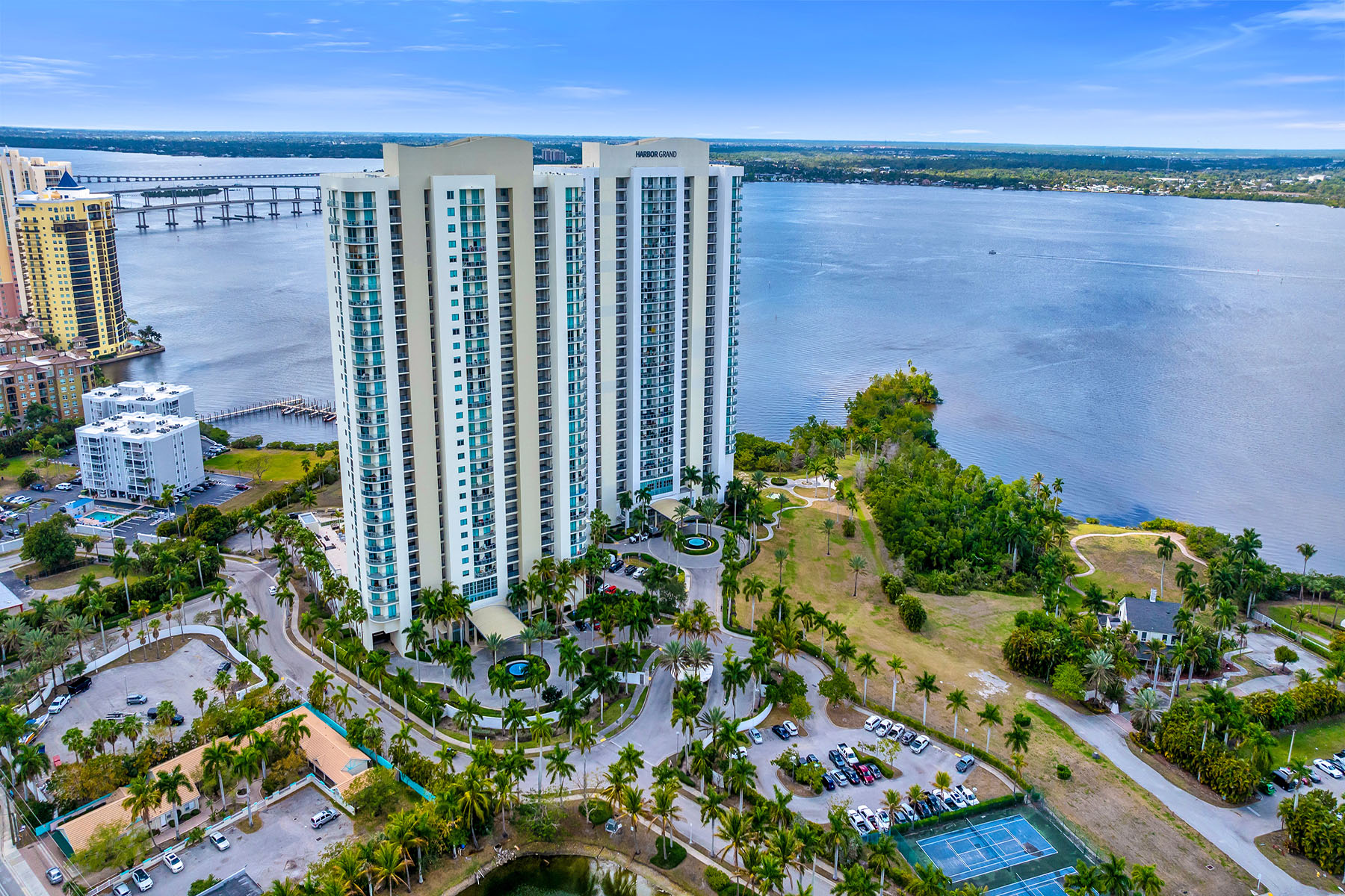 3000 Oasis Grand Boulevard , 1004