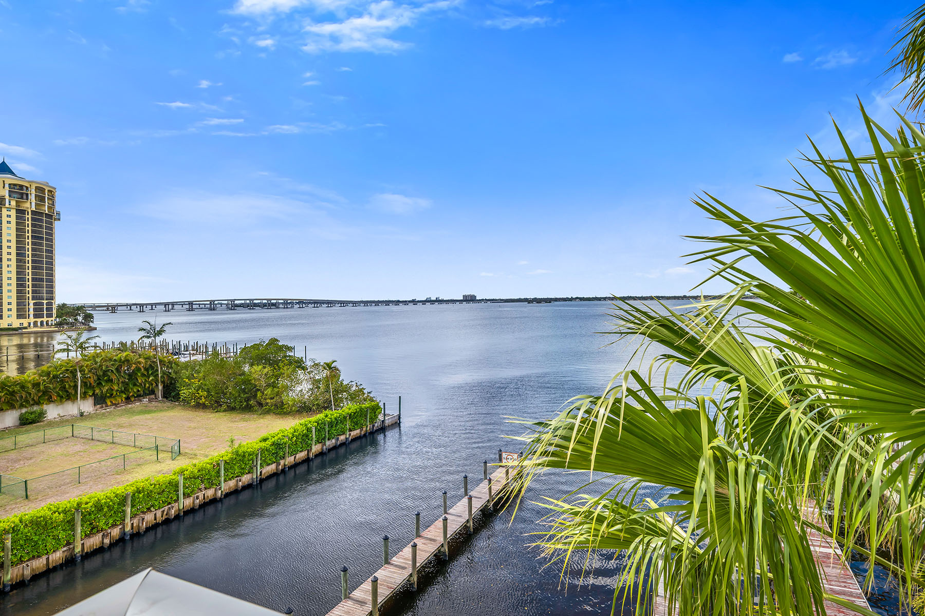 3000 Oasis Grand Boulevard , 1004