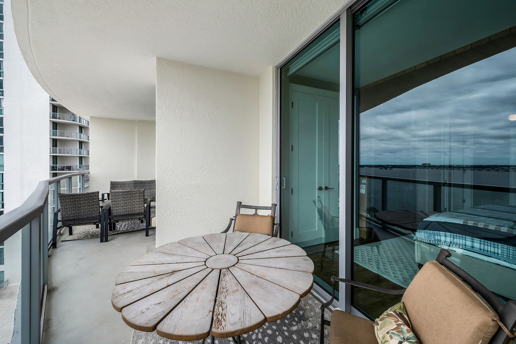 3000 Oasis Grand Boulevard , 1004