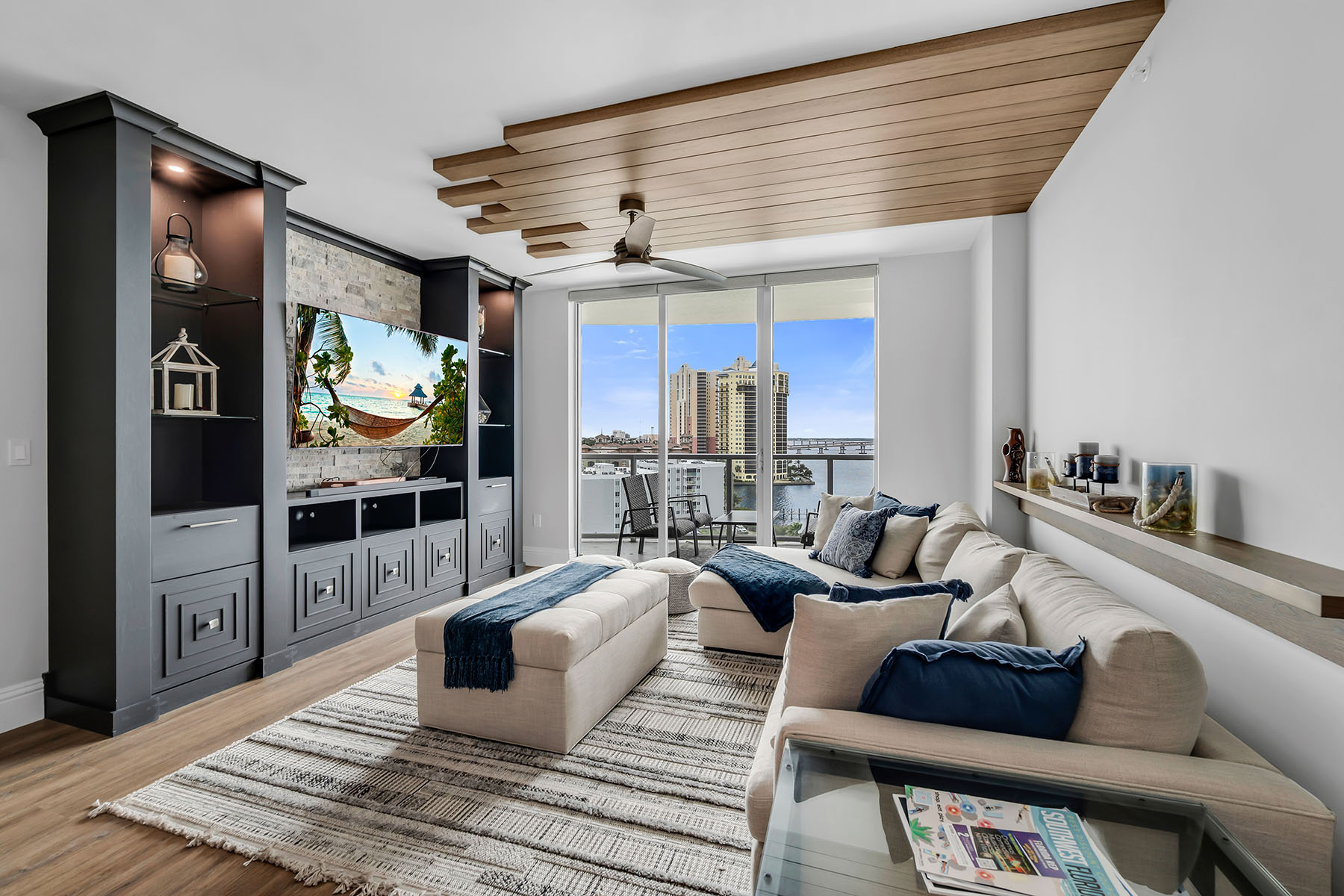 3000 Oasis Grand Boulevard , 1004