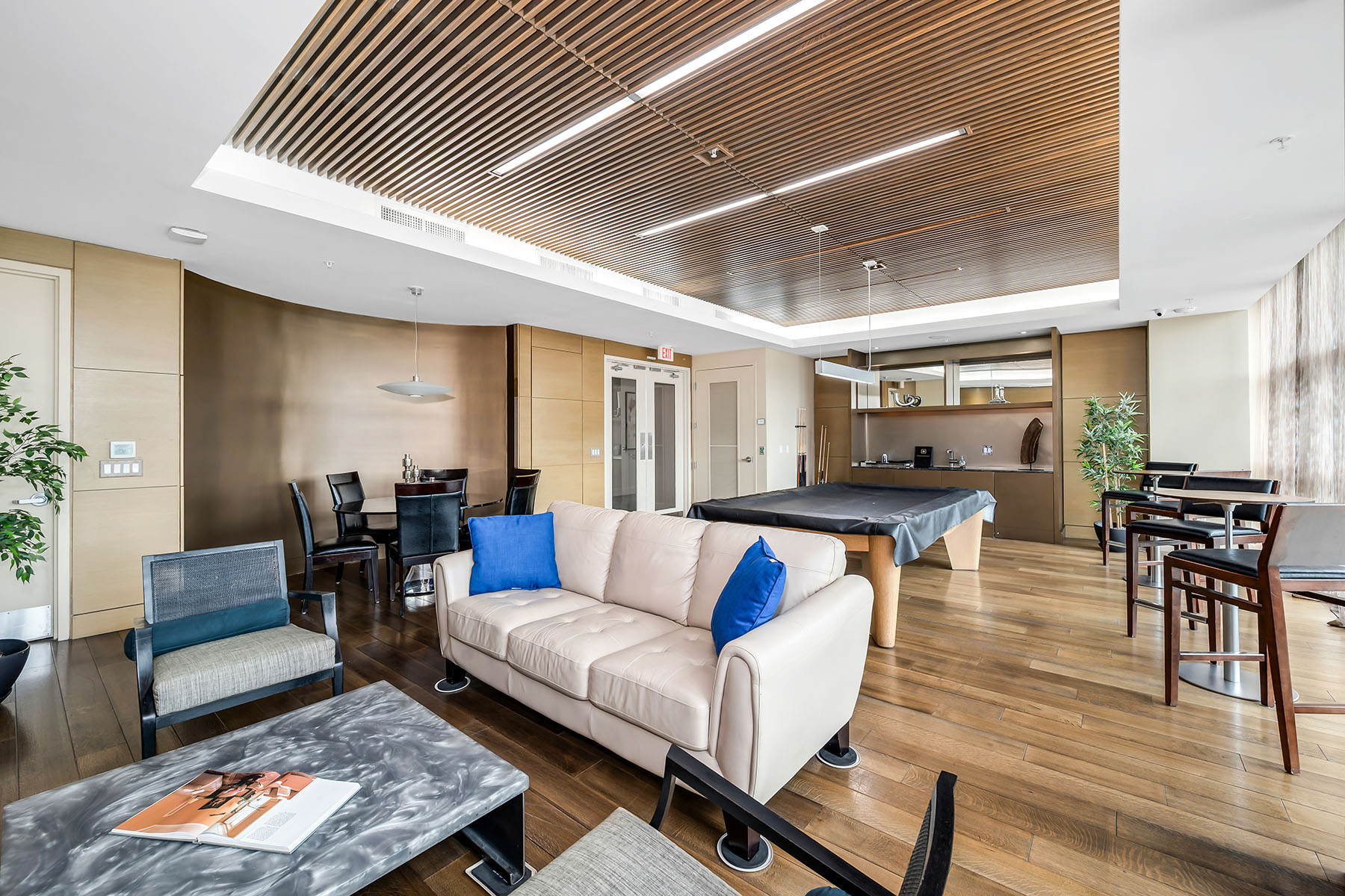3000 Oasis Grand Boulevard , 1004