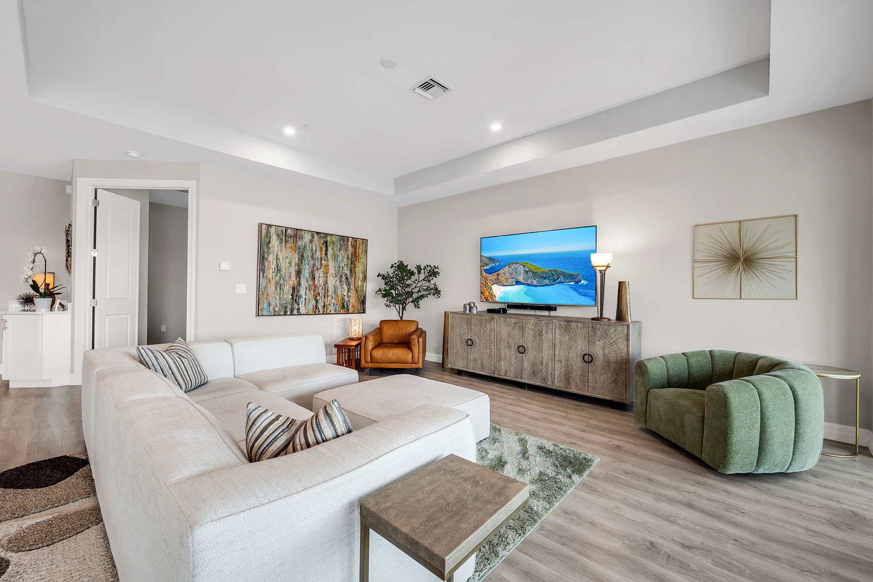 233 Indies Drive E , 201