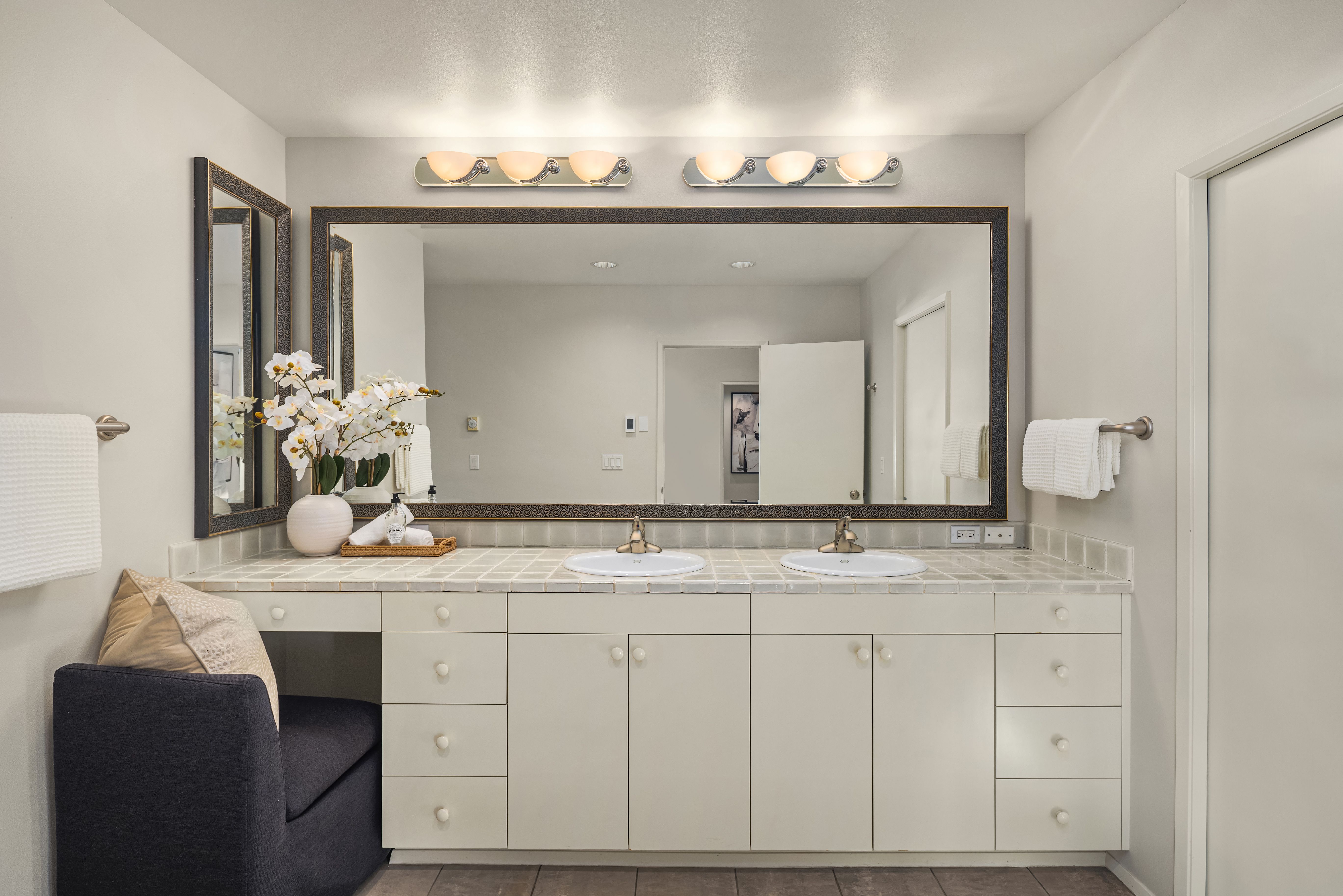 9903 Lake Washington Blvd NE #201