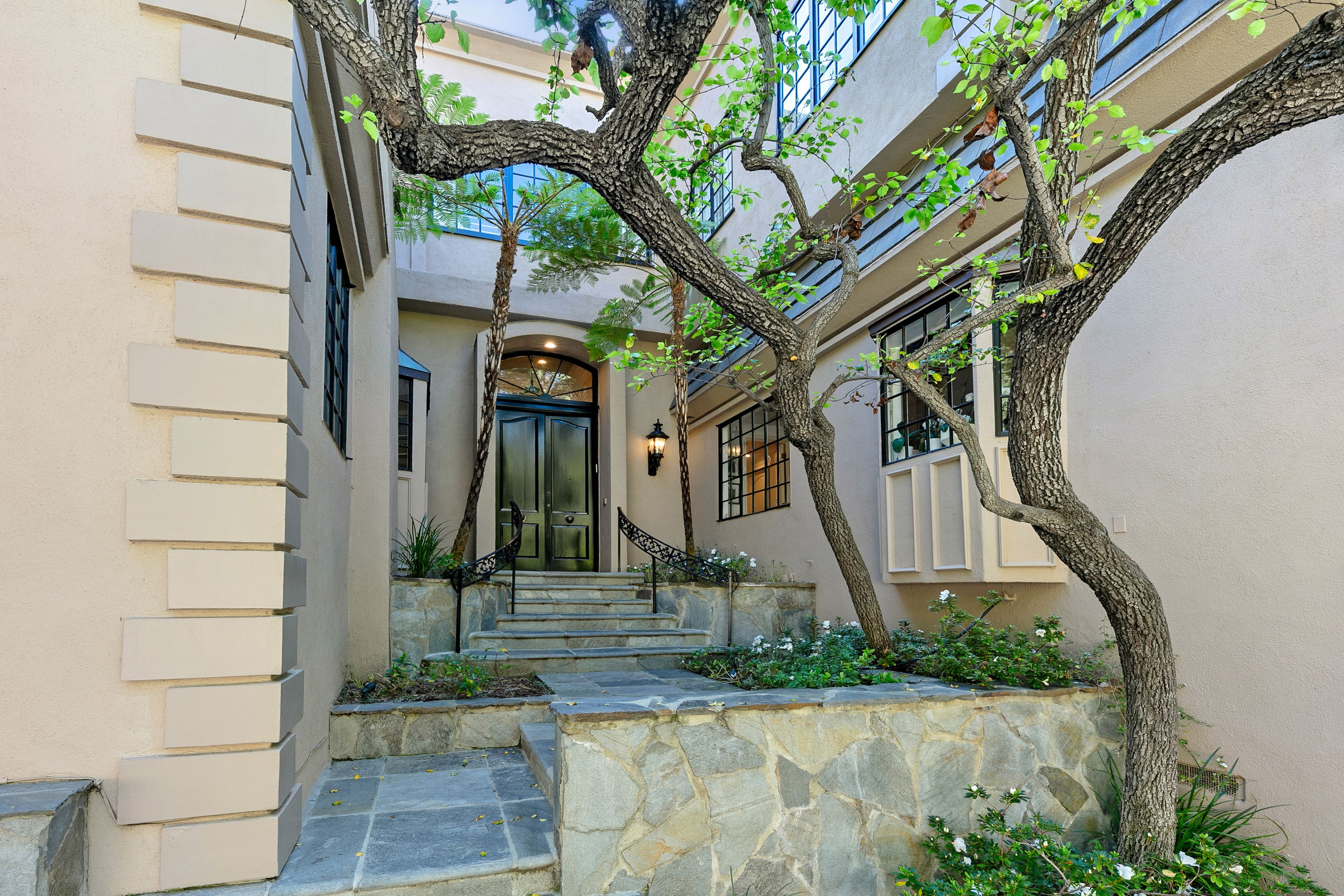1118 San Ysidro Drive 