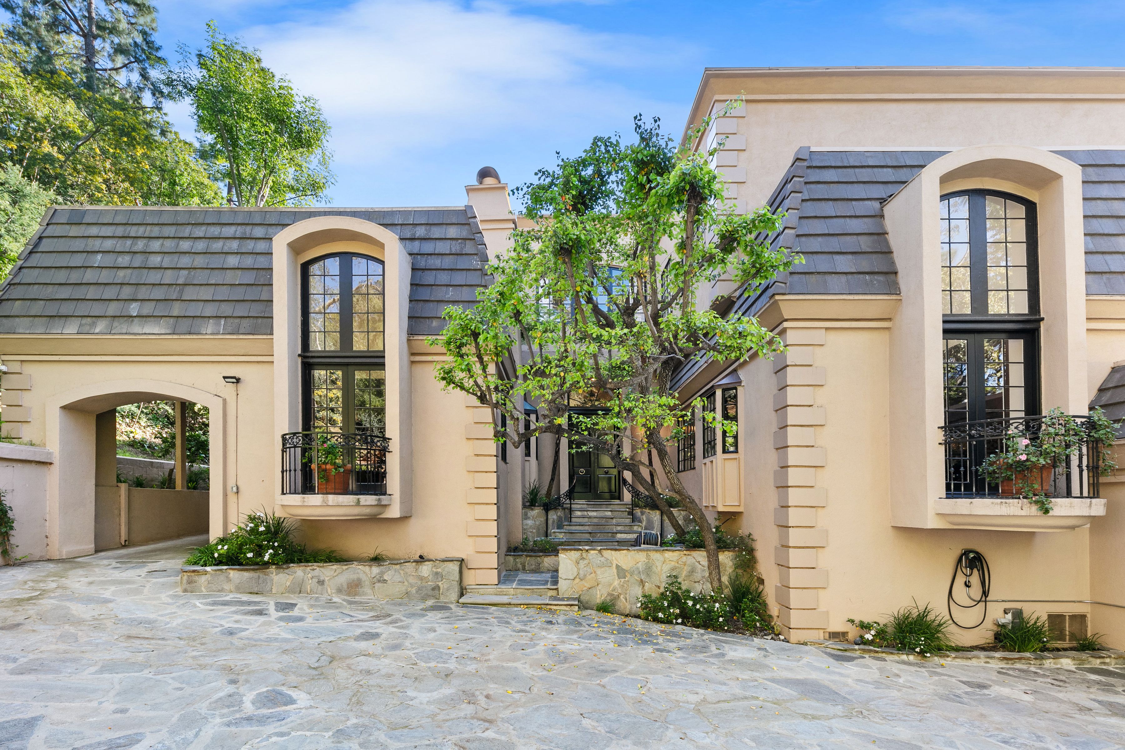 1118 San Ysidro Drive 