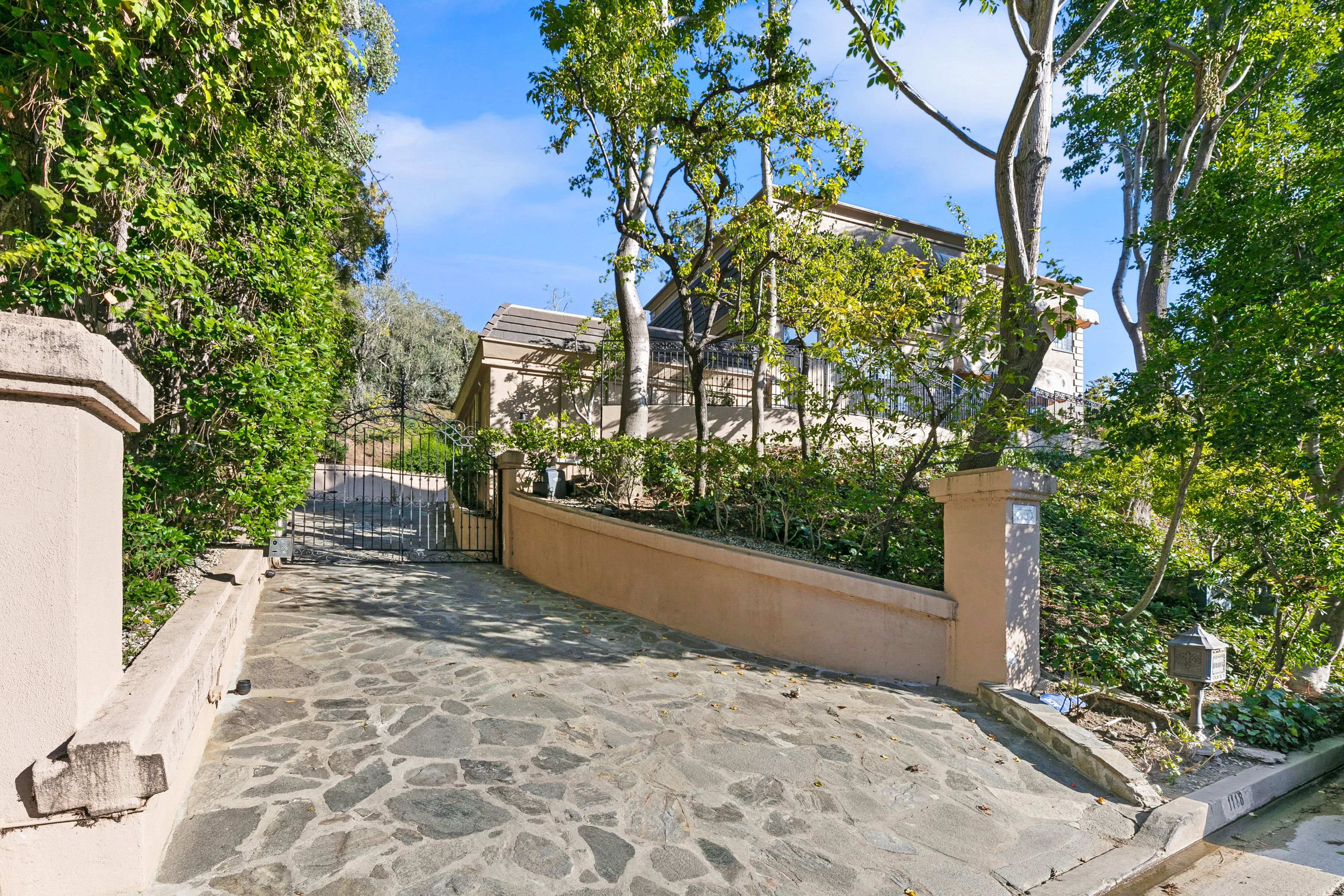 1118 San Ysidro Drive 