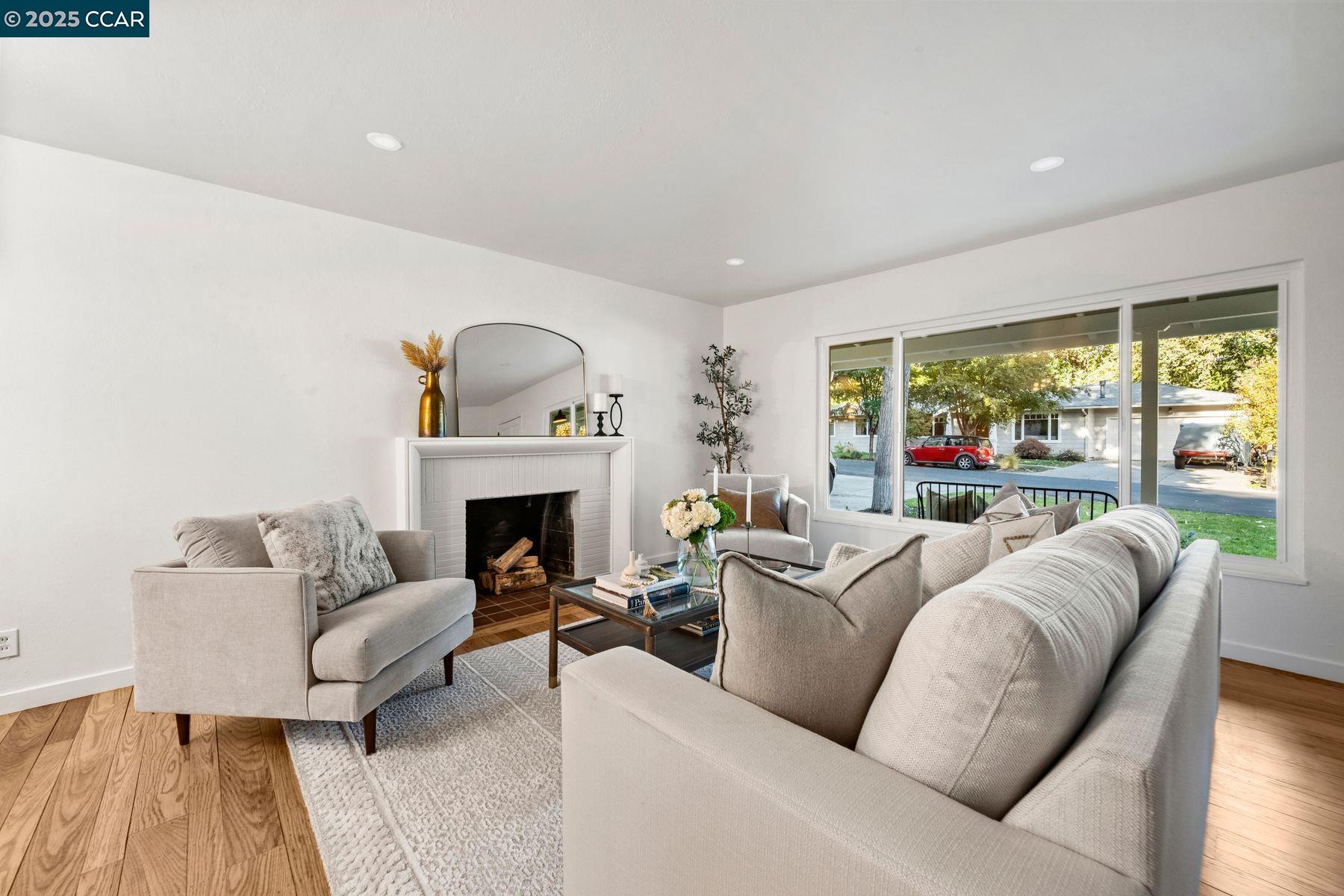 1021 Dolores Dr