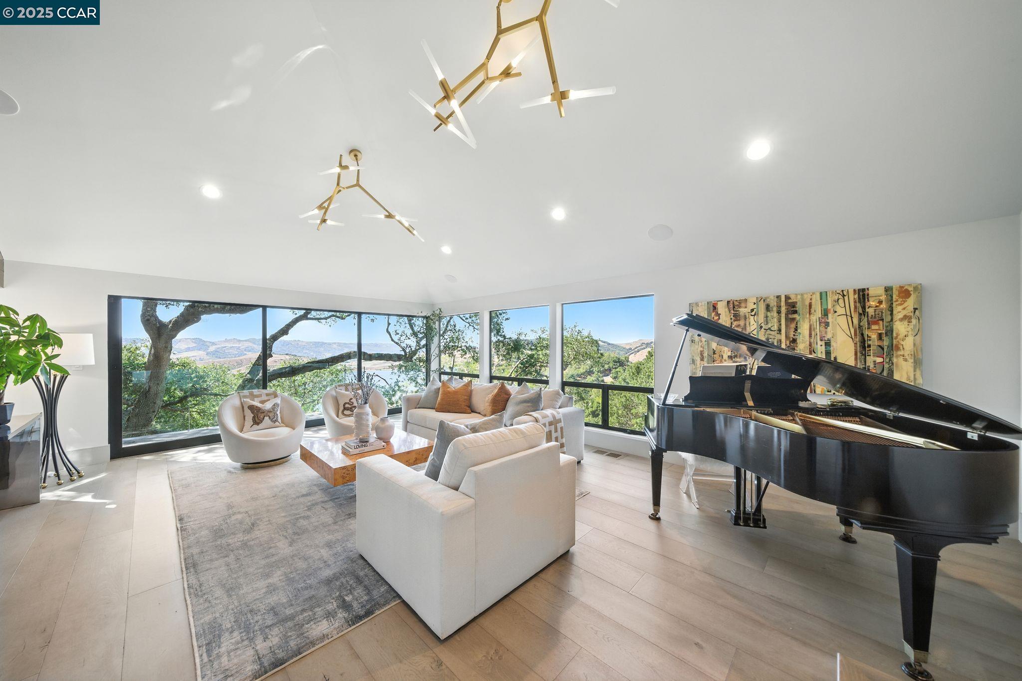 121 Tappan Ln