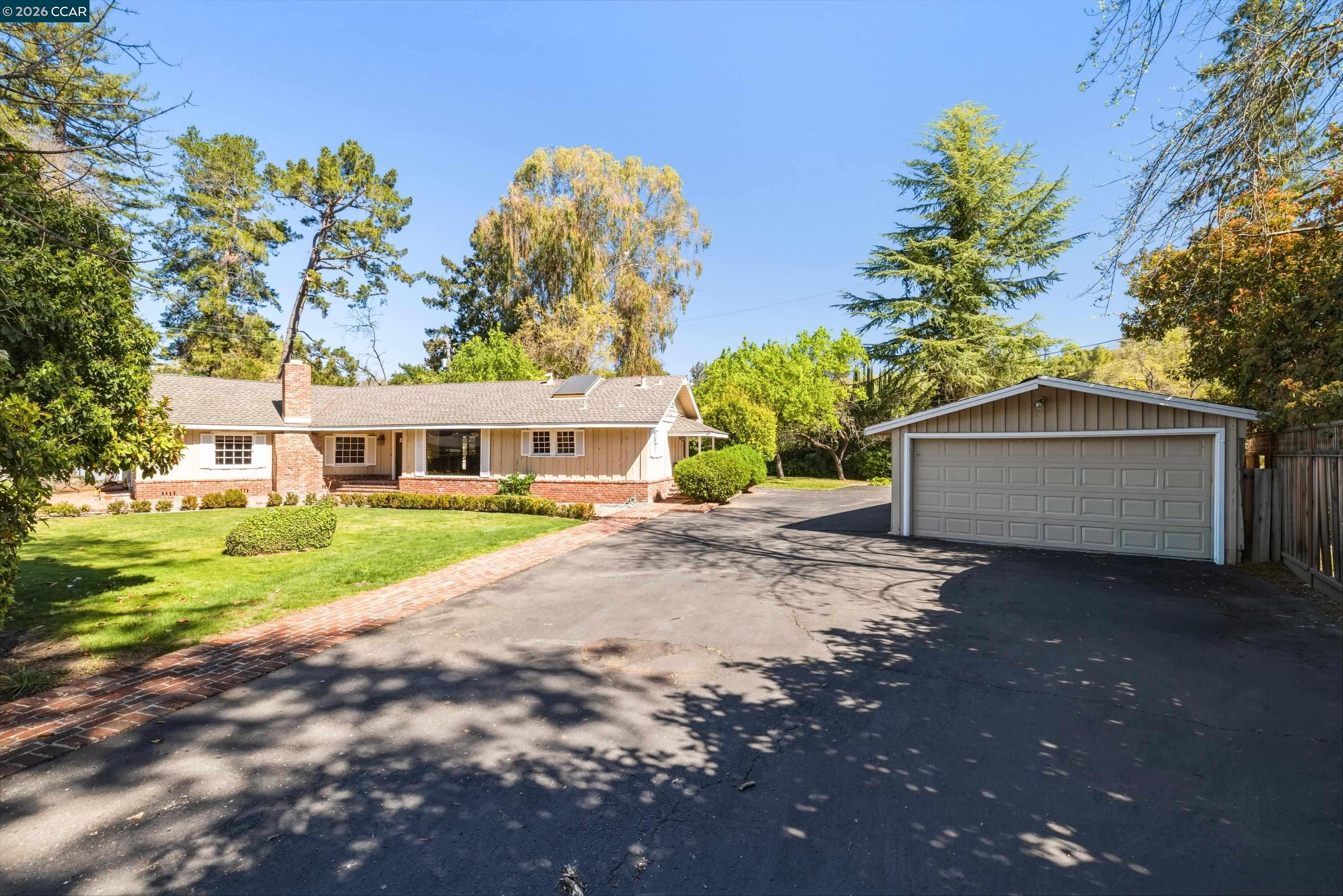 1370 Pine Tree Dr