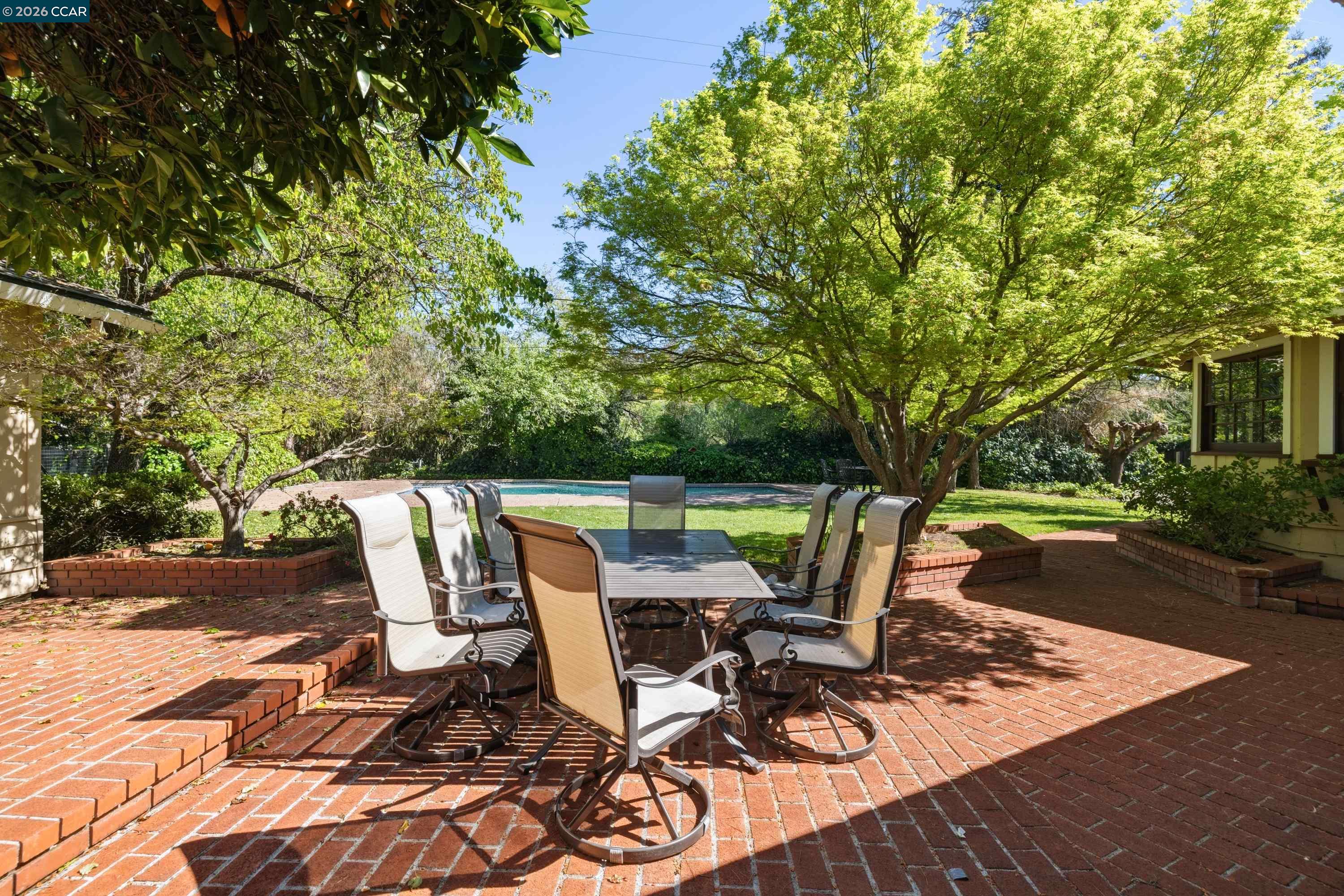 1370 Pine Tree Dr