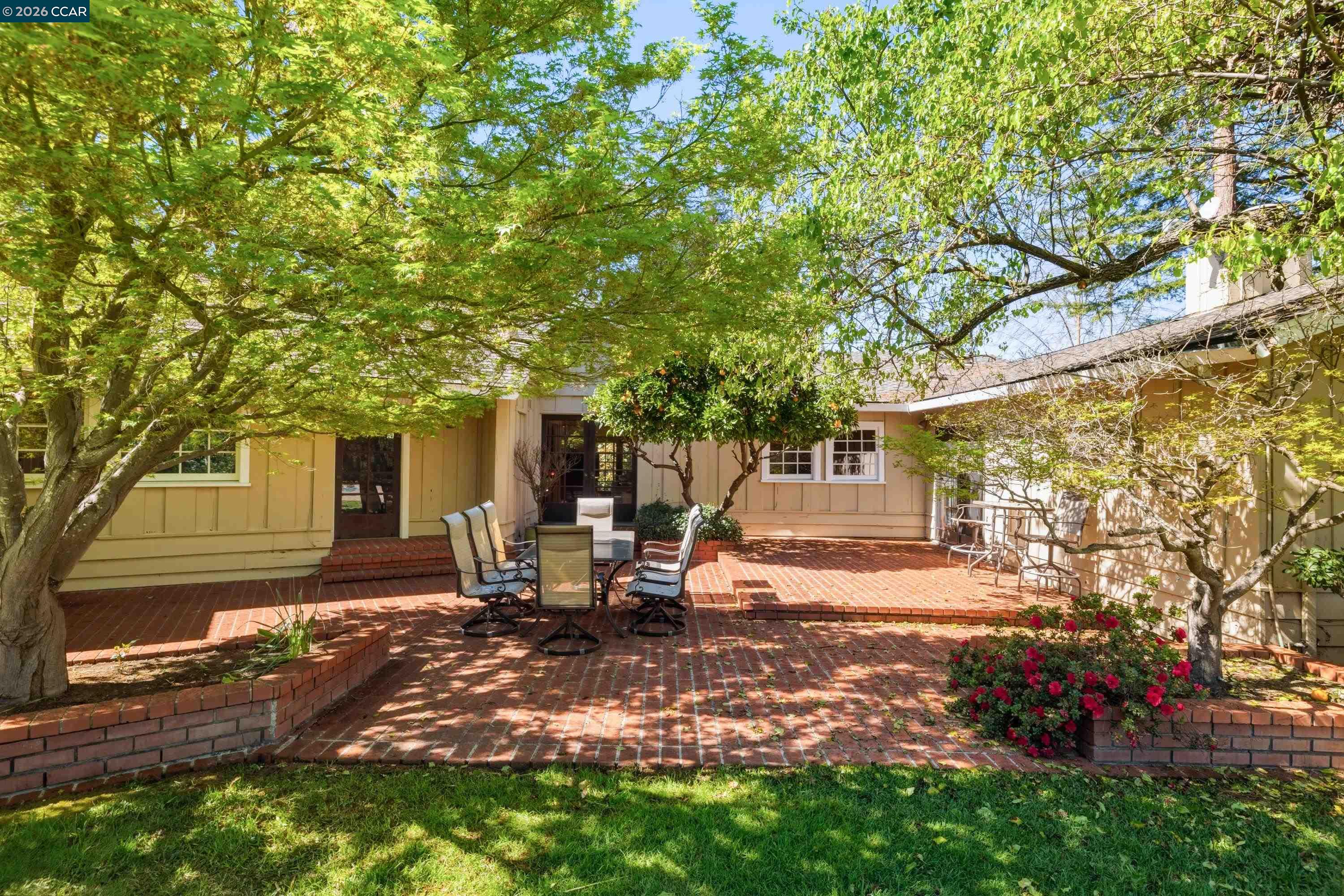 1370 Pine Tree Dr